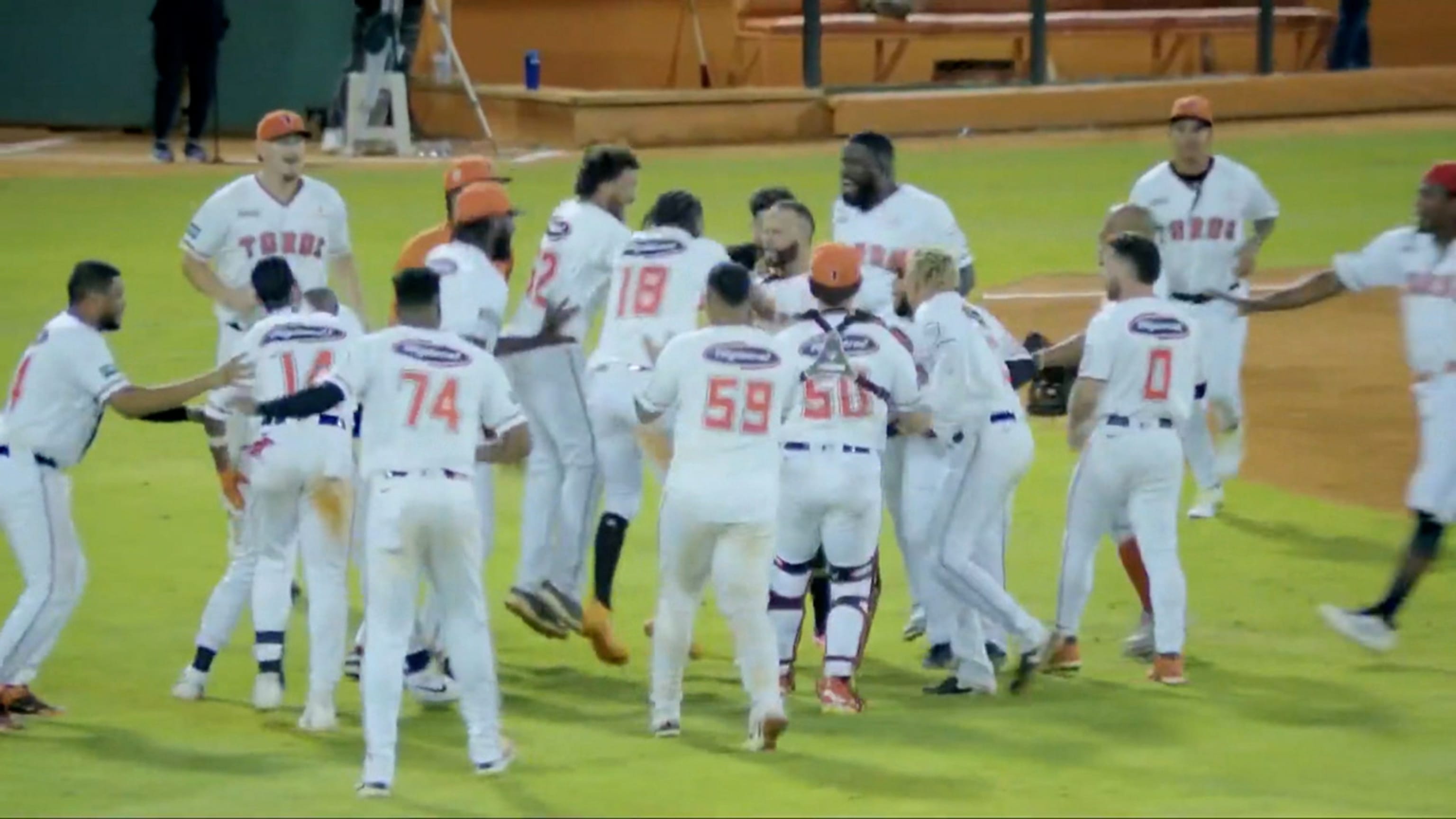 Gilberto Celestino pega sencillo de oro