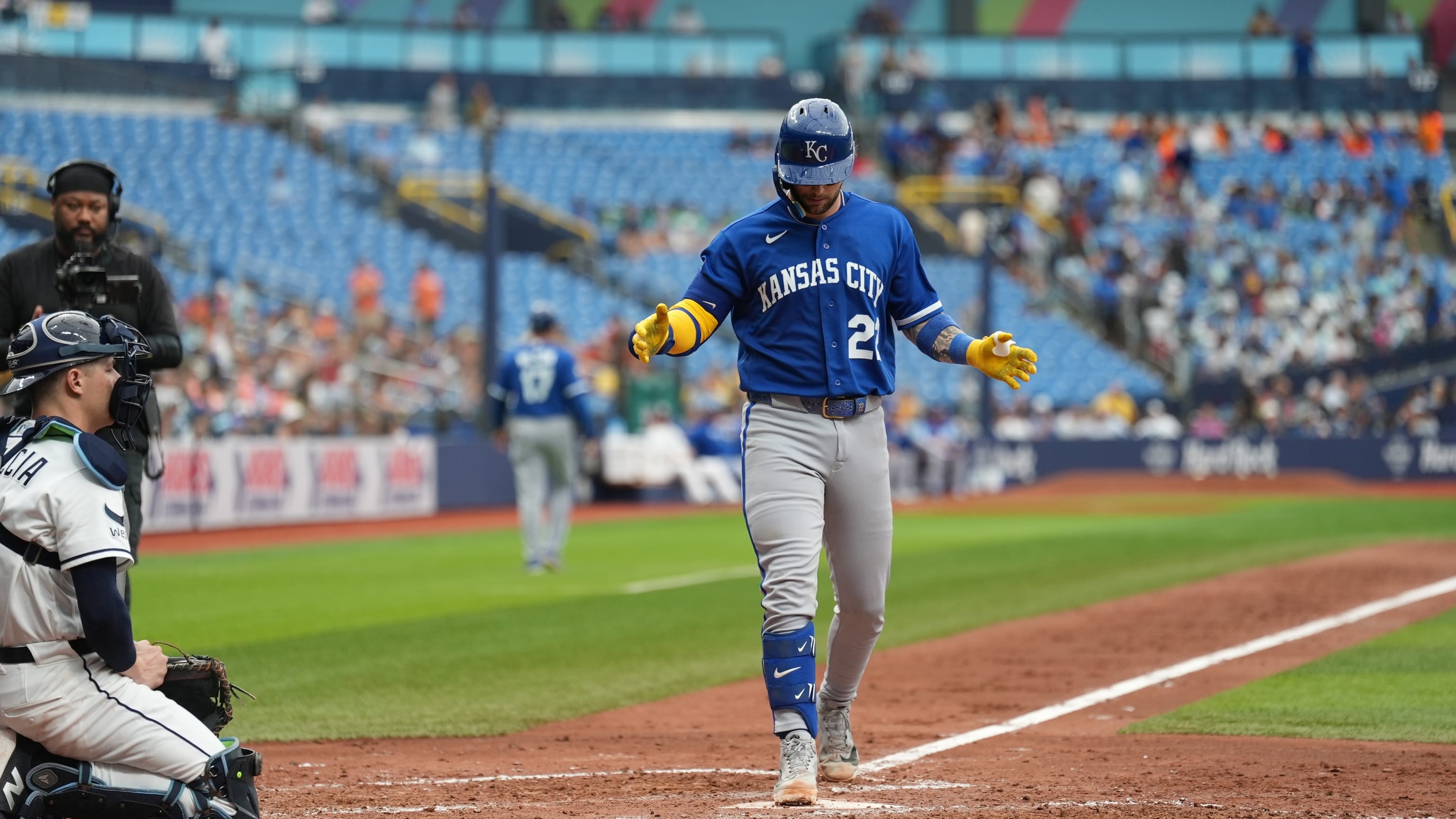 Jensen rompe el no-hitter con  jonrón 