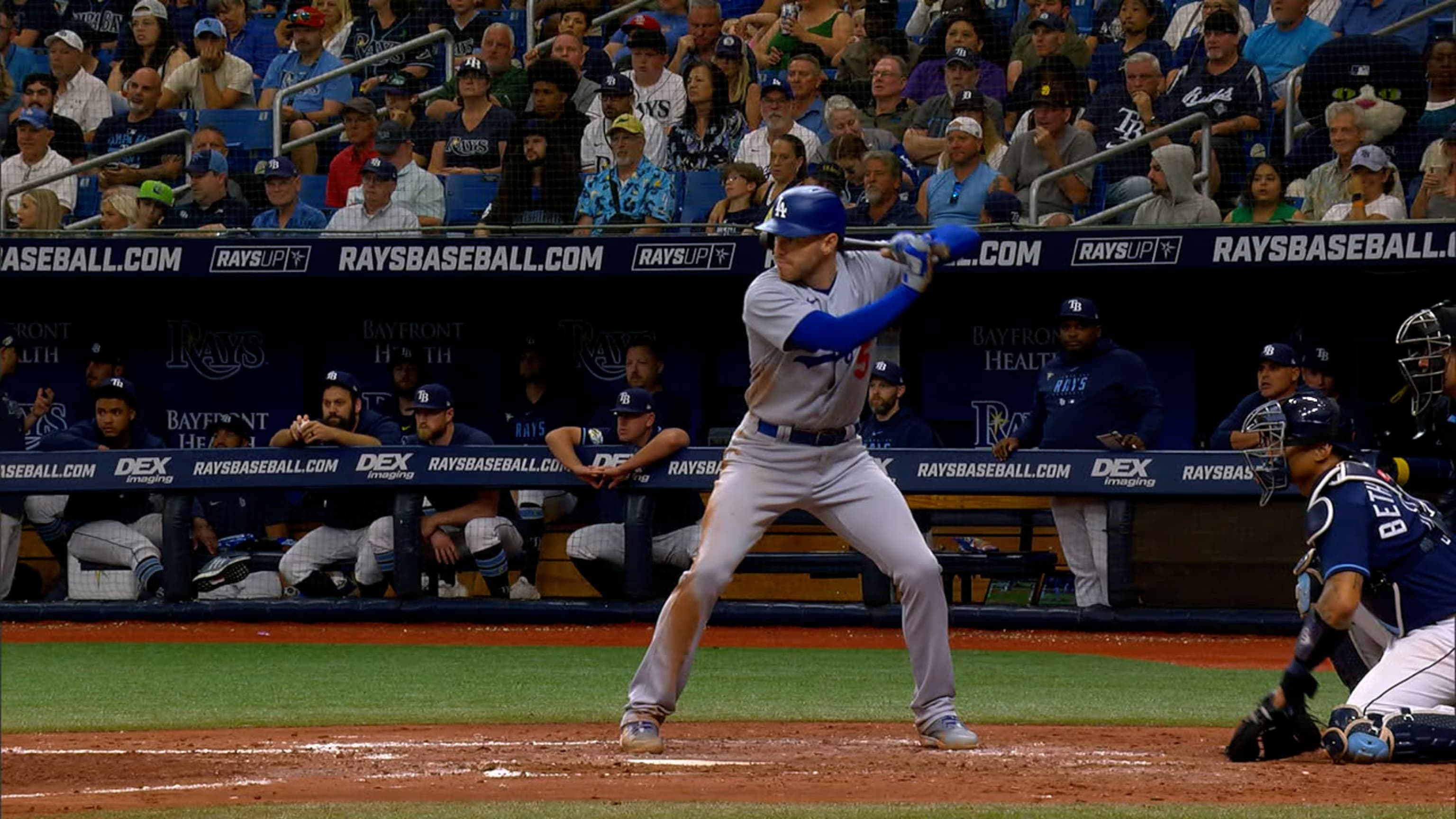 Freeman da ventaja con doble