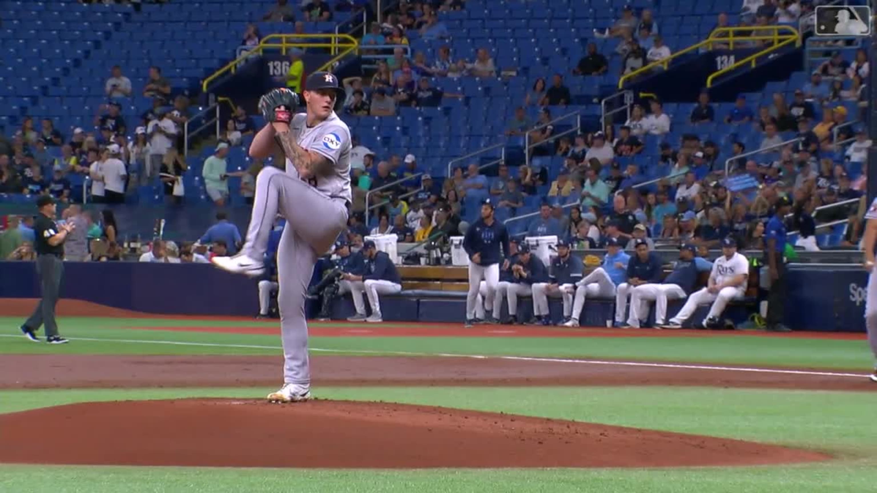 Hunter Brown poncha a 8