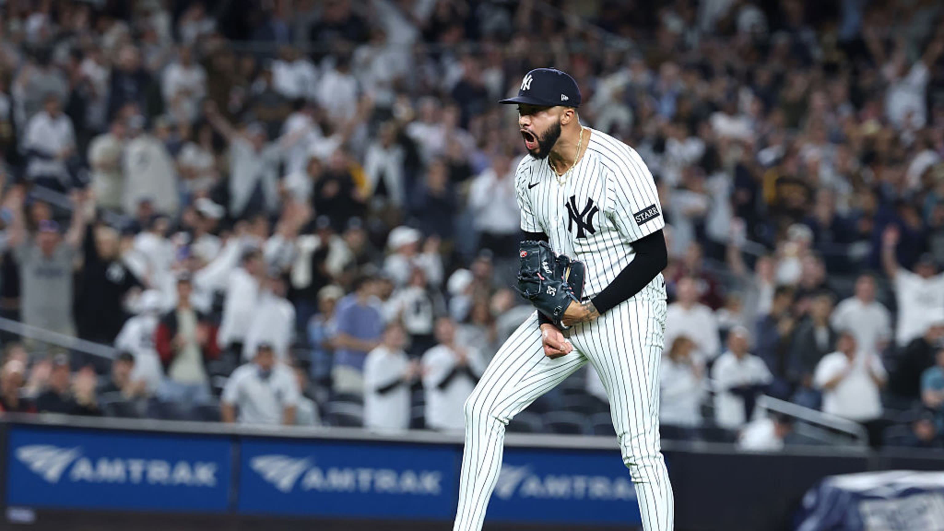 Devin Williams sale de apuros con las bases llenas