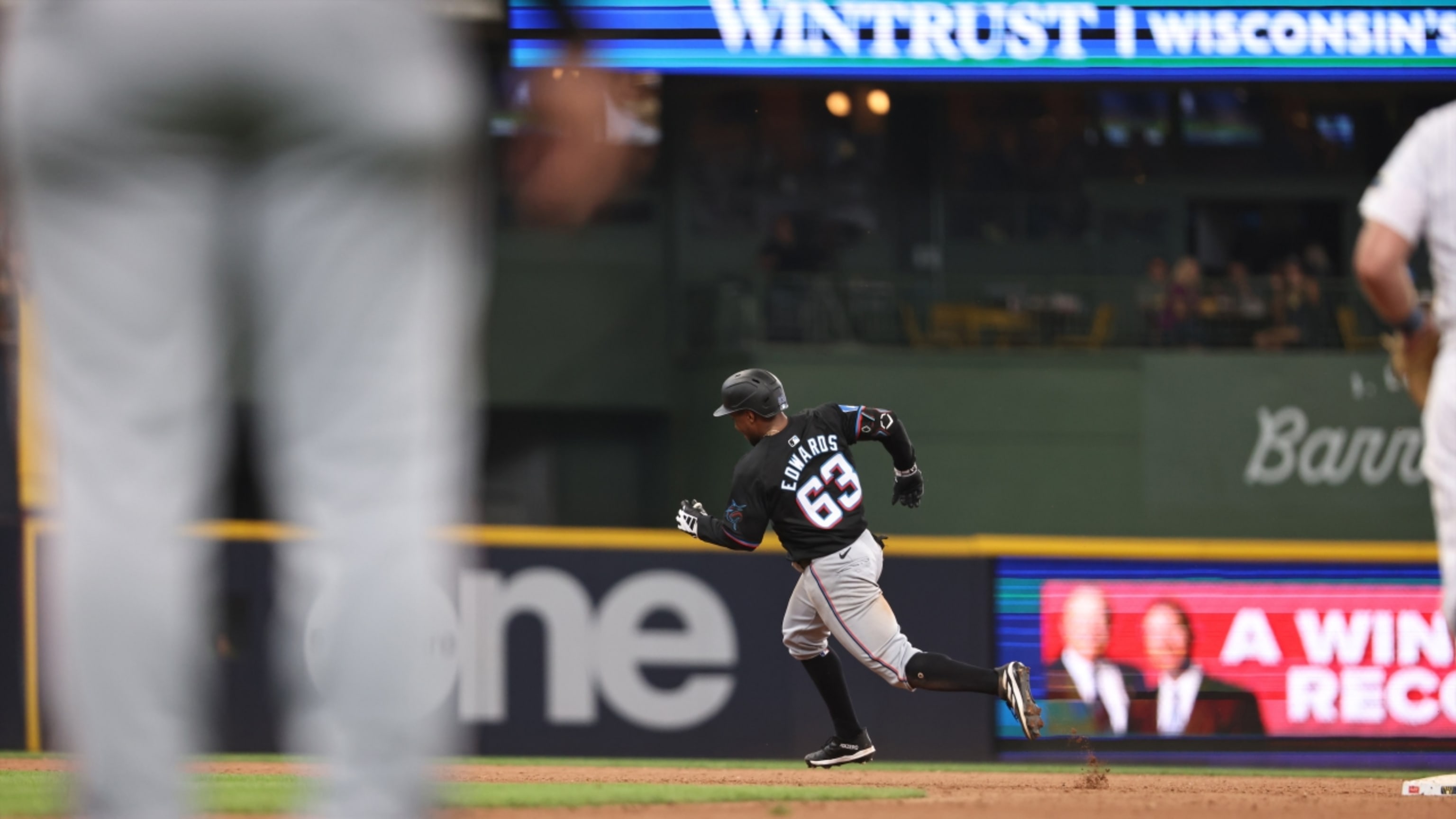 Xavier Edwards pega triple al CF