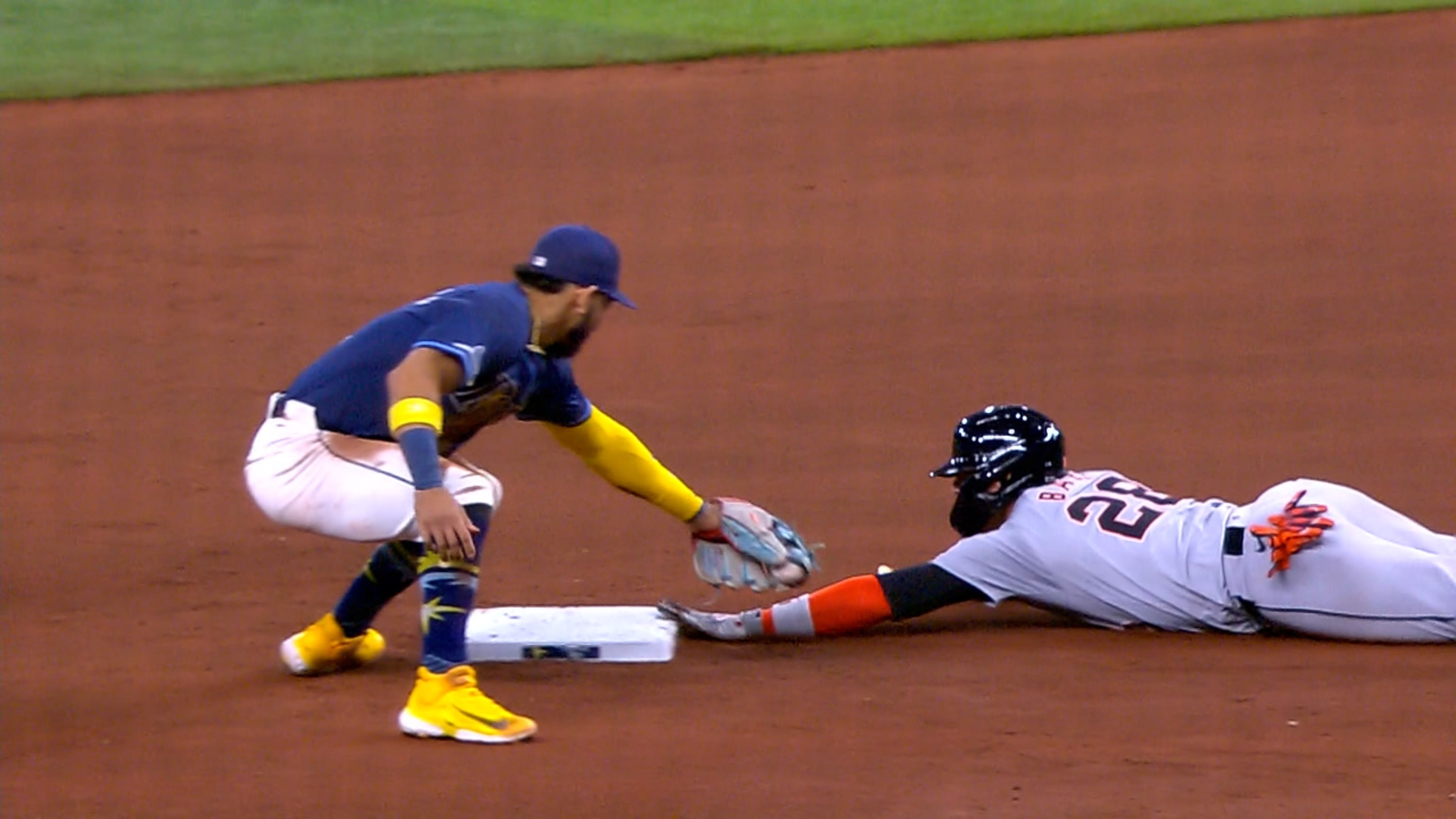 Javier Báez steals second base