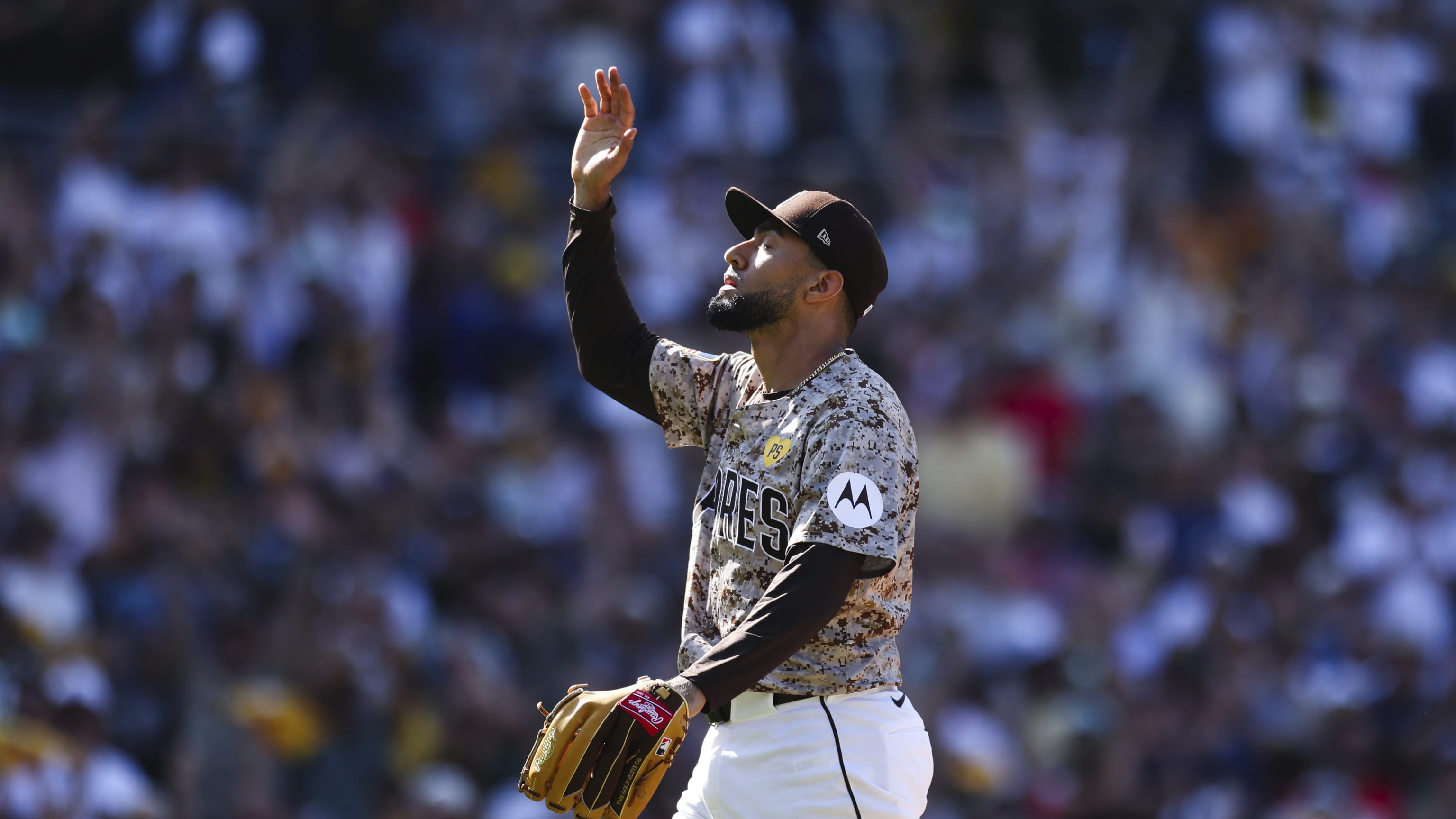 Robert Suárez logra el salvado