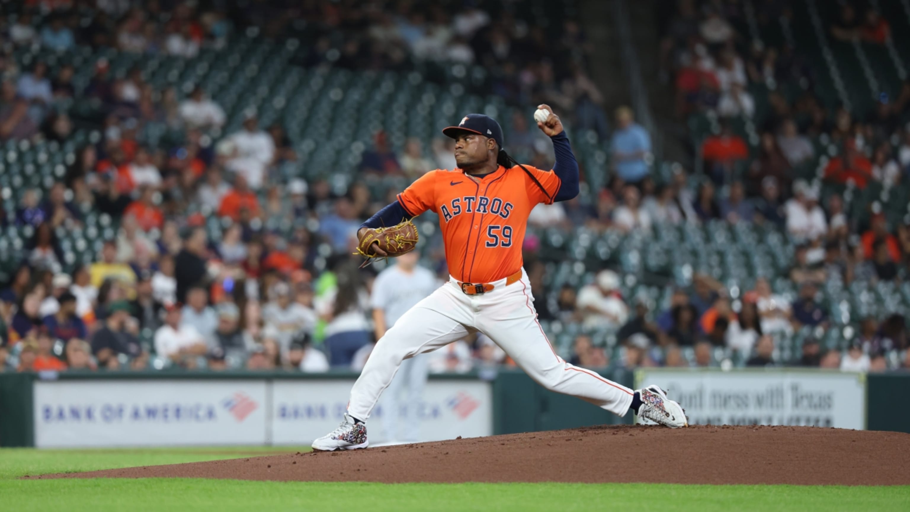 Framber Valdez sale de apuros tempranos