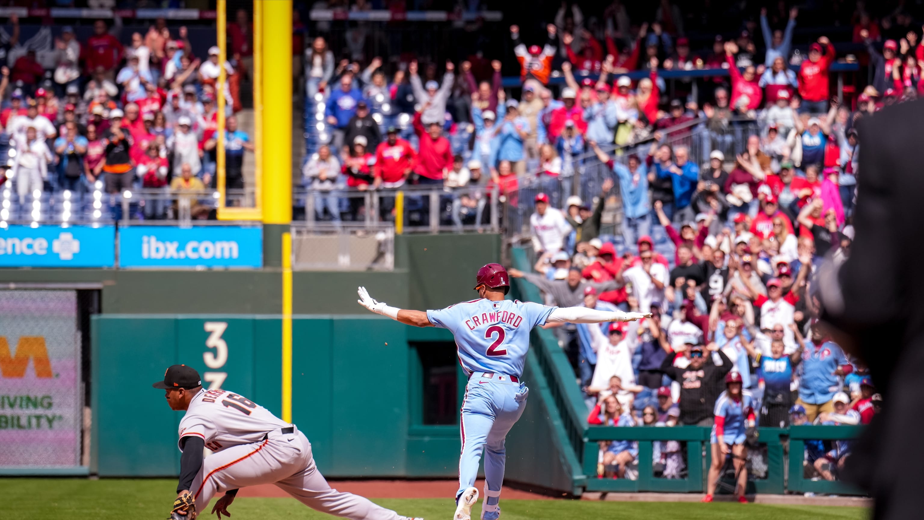 Justin Crawford pega hit de oro