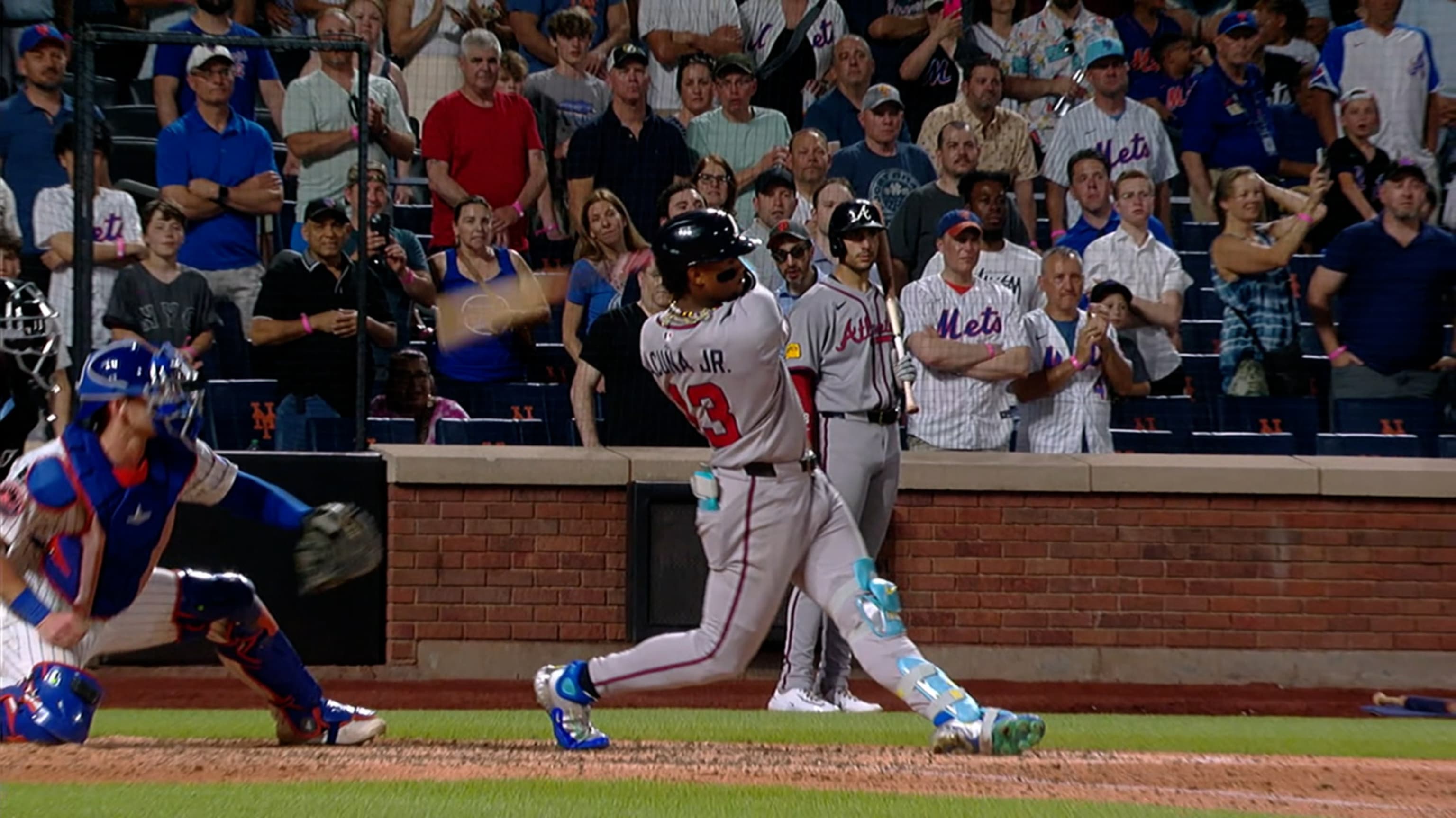 Ronald Acuña Jr. pega un sencillo de dos rayas