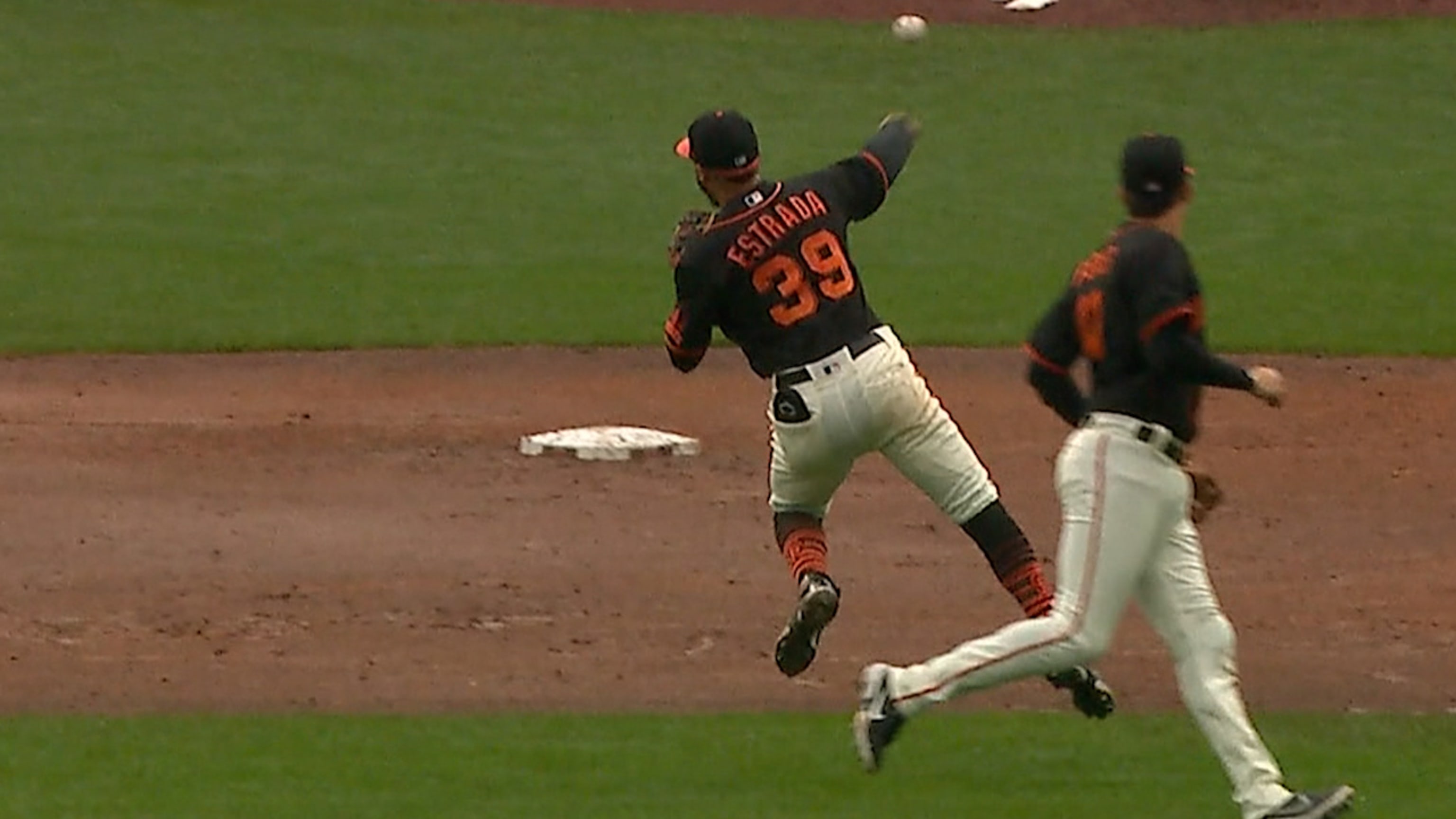 Bonita jugada de Thairo Estrada 