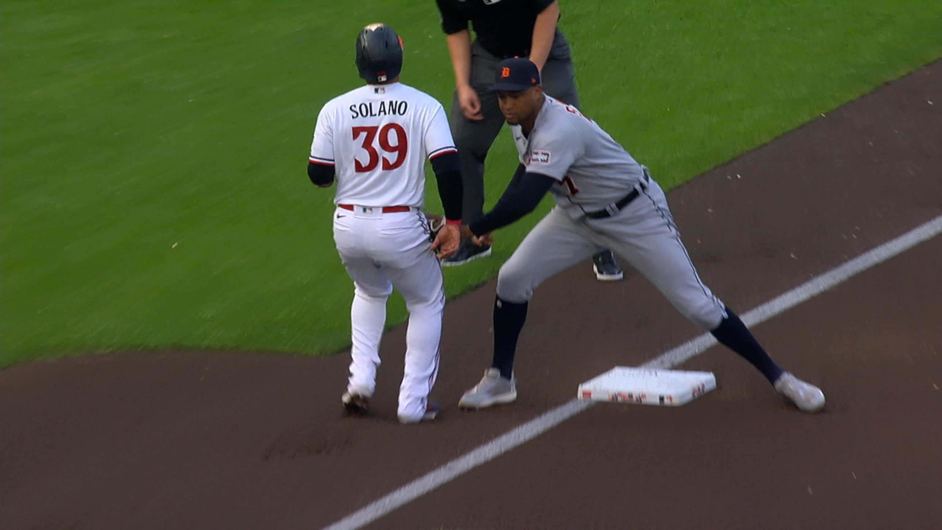 Javier Báez hits three-run homer, makes great diving play