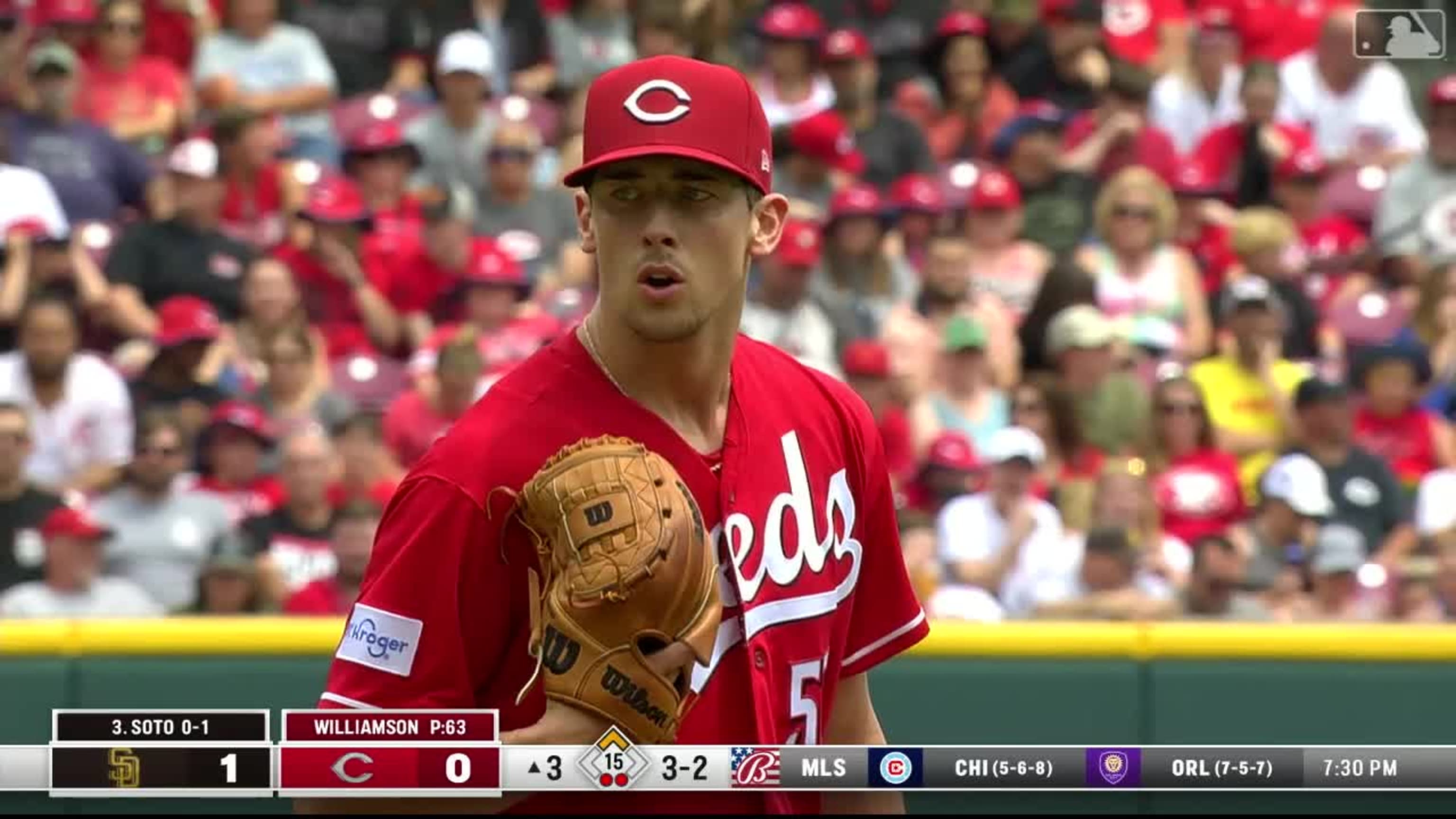 Reds hold off Royals, give Williamson first big-league win