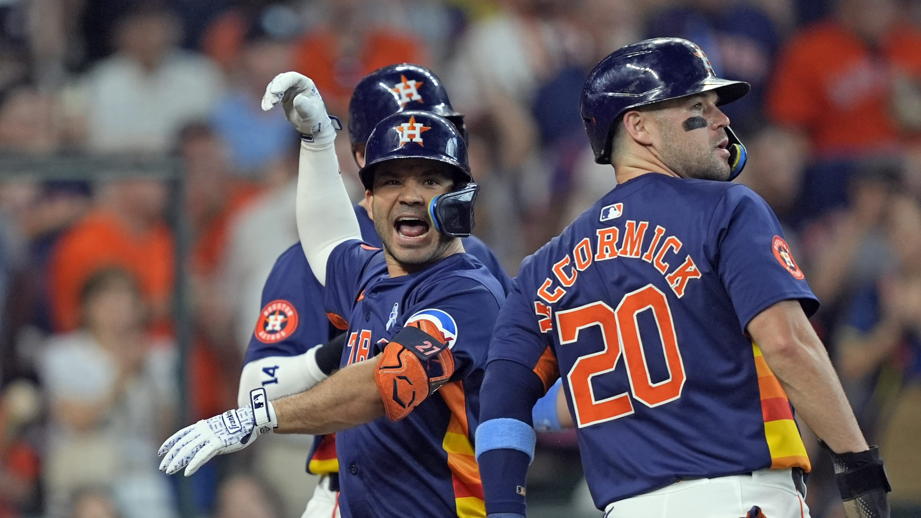 José Altuve da HR de tres rayas