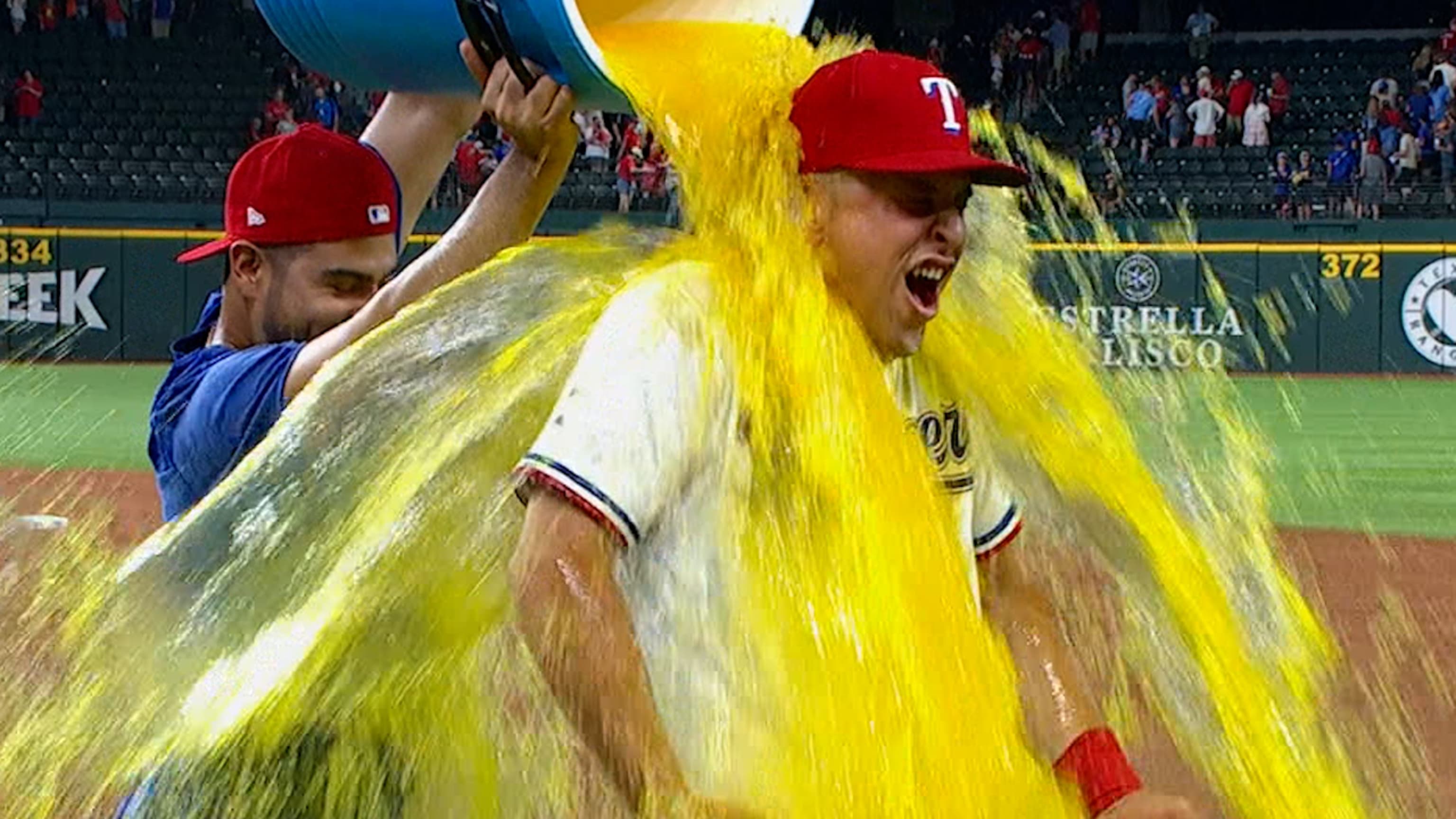 Nathaniel Lowe on walk-off homer, 05/18/2022