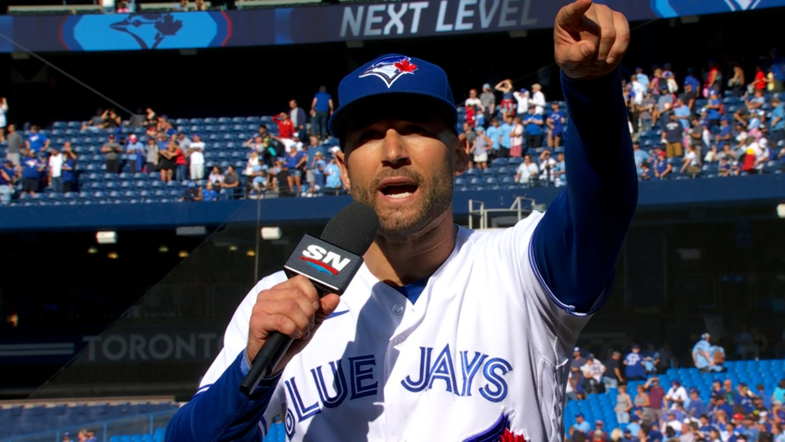 Kirk's 8th inning 2-run homer lifts Blue Jays past Royals to claim