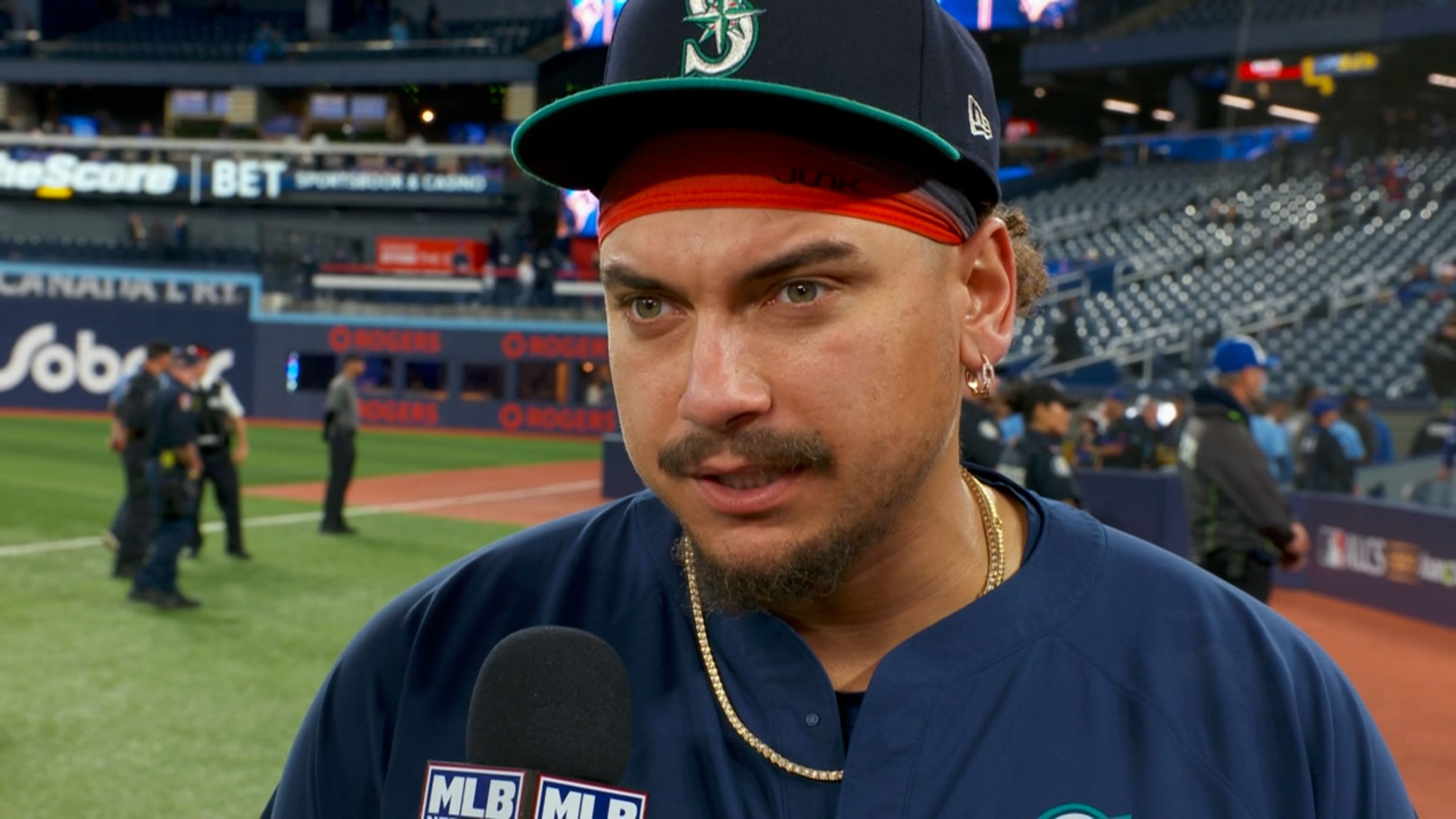 Josh Naylor homers in front of friends, family in Canada