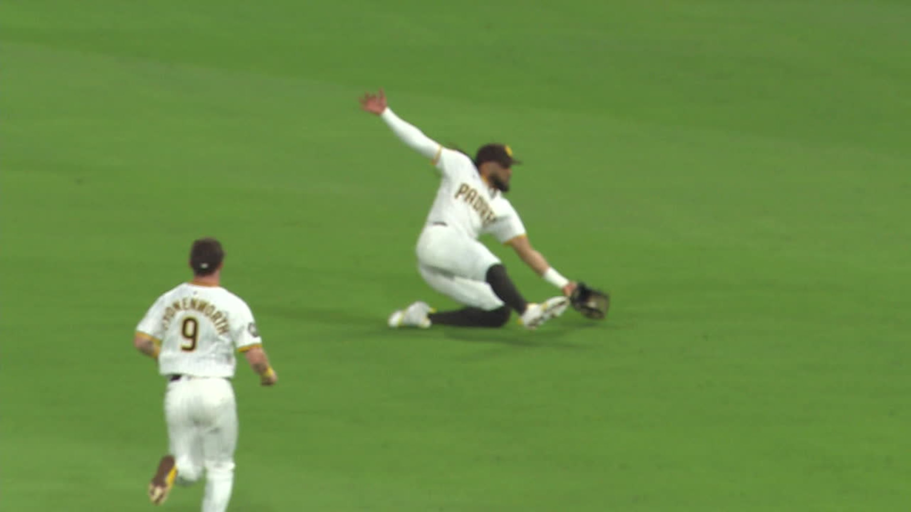 Fernando Tatis Jr. se desliza y captura