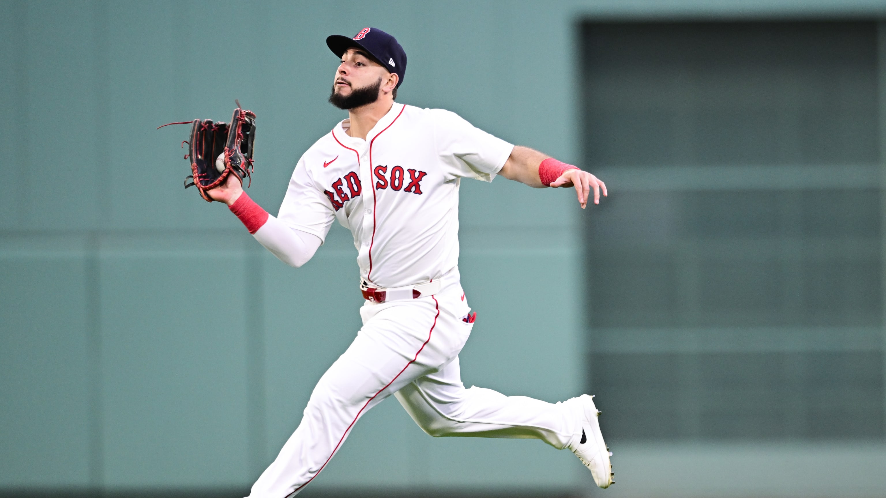 Wilyer Abreu wins Gold Glove Award