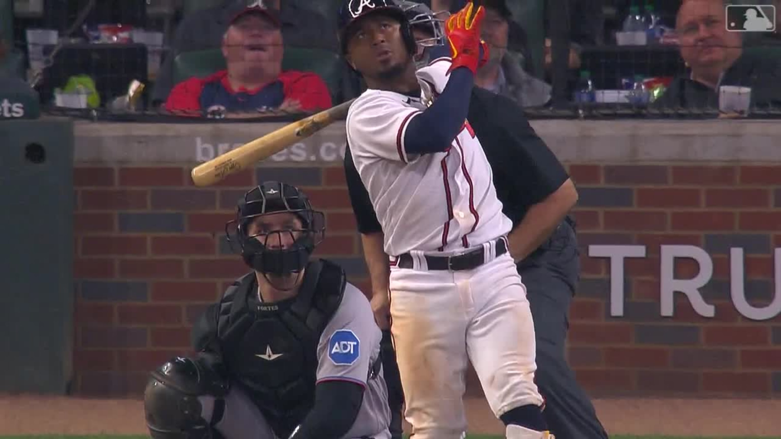 Ozzie Albies dispara 2 jonrones