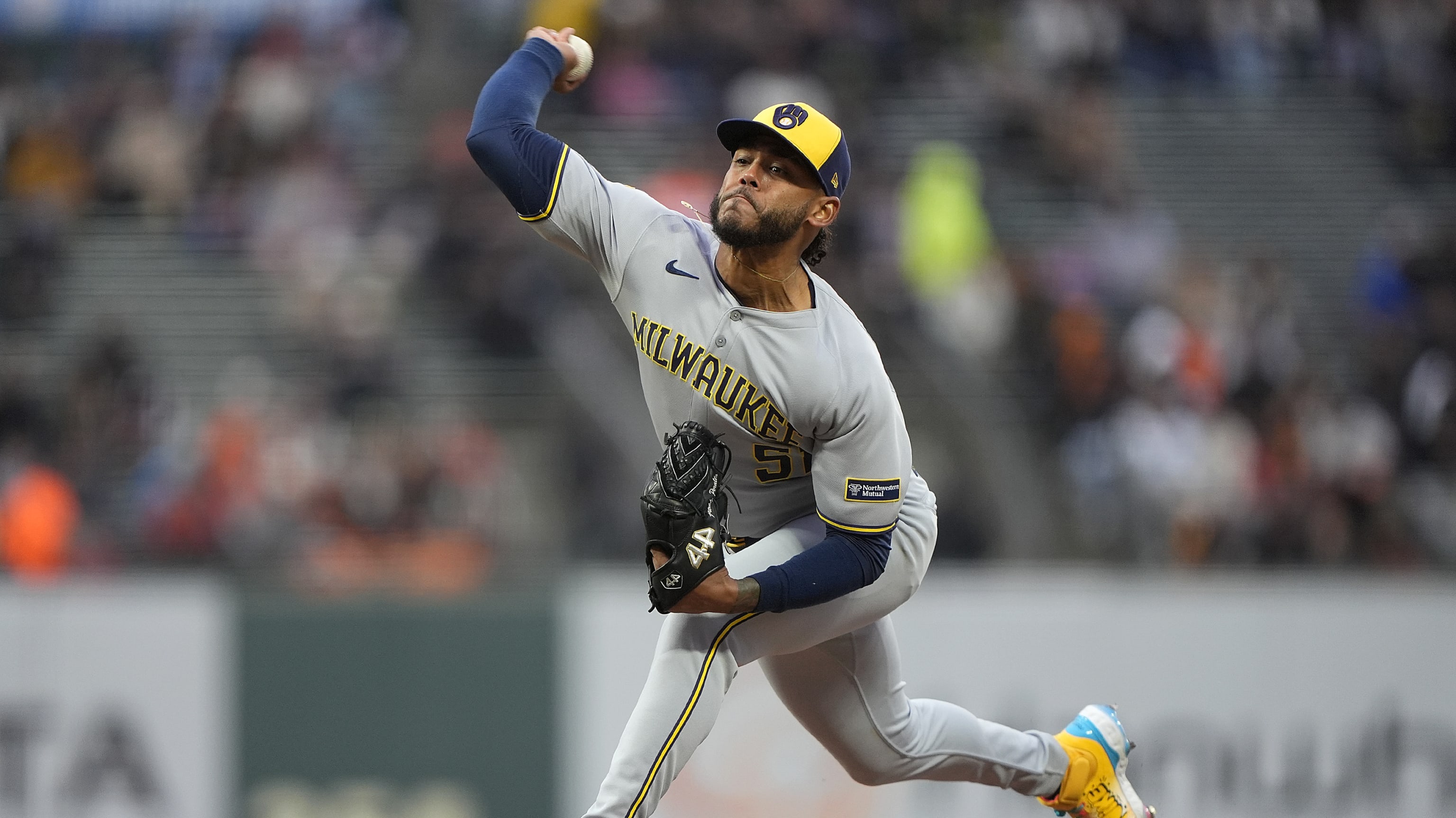 Freddy Peralta lanza con solidez