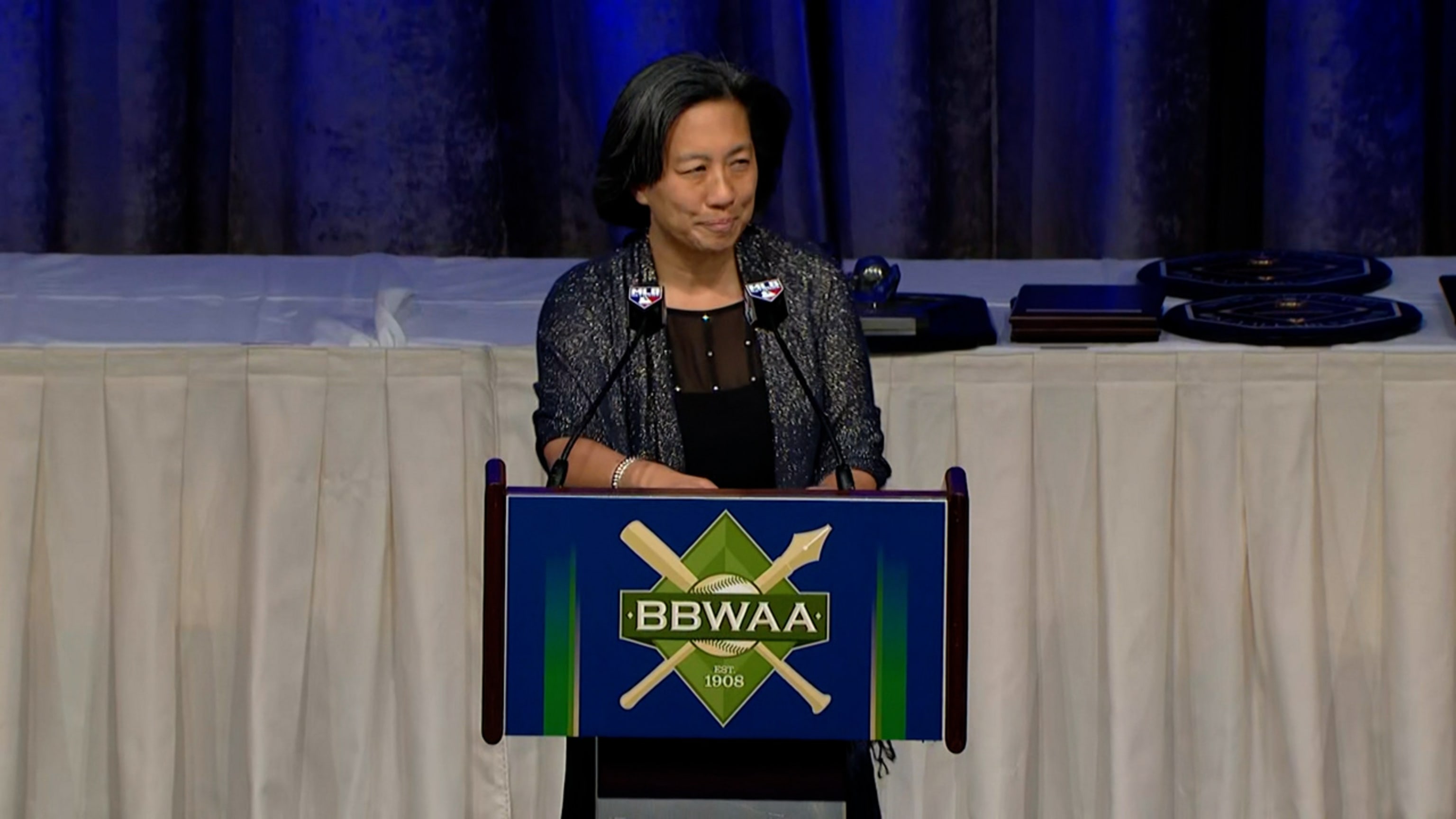 Kim Ng receives BBWAA award