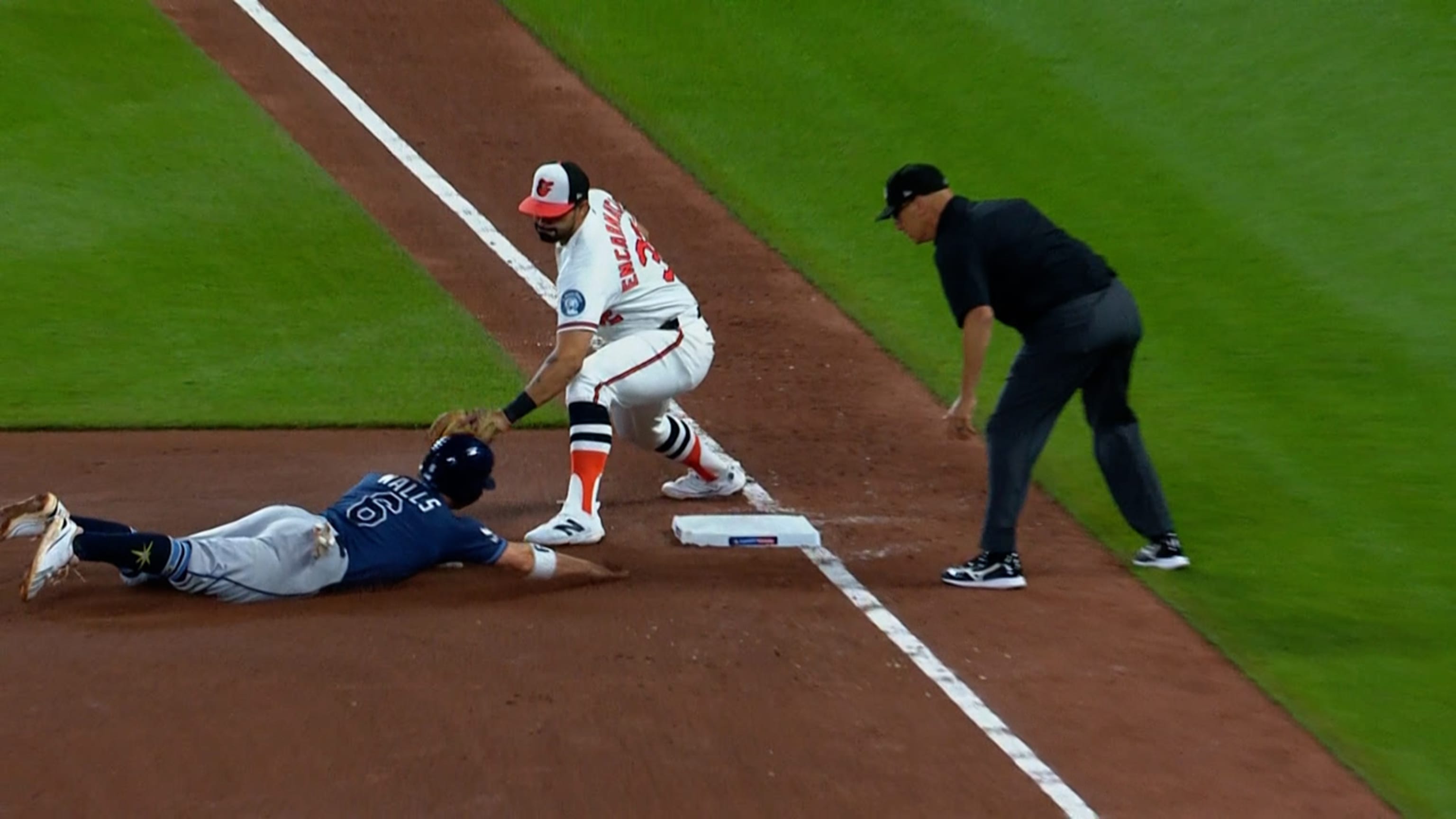 Tyler O'Neill throws out Taylor Walls at third