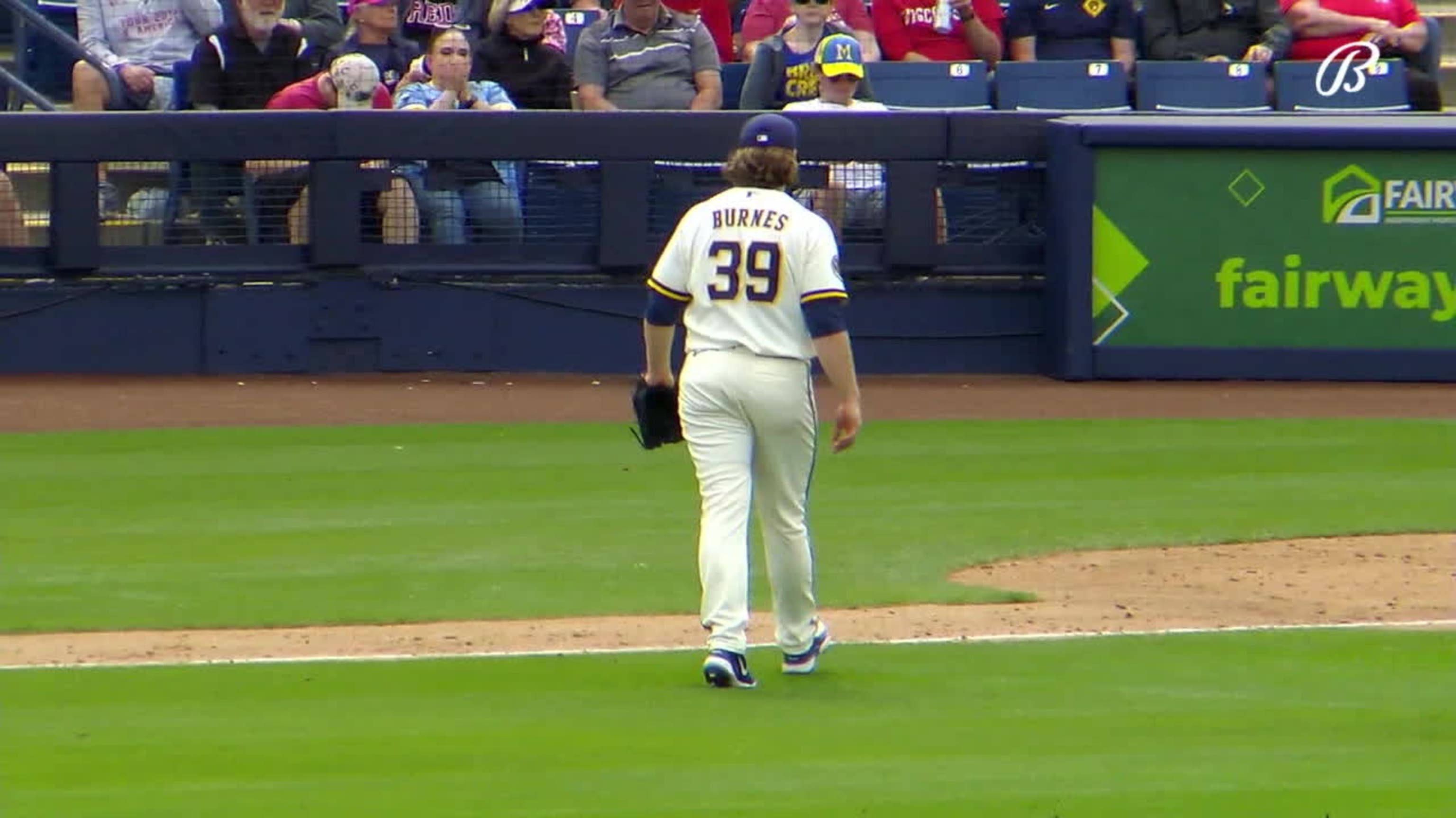 Corbin Burnes poncha a cuatro