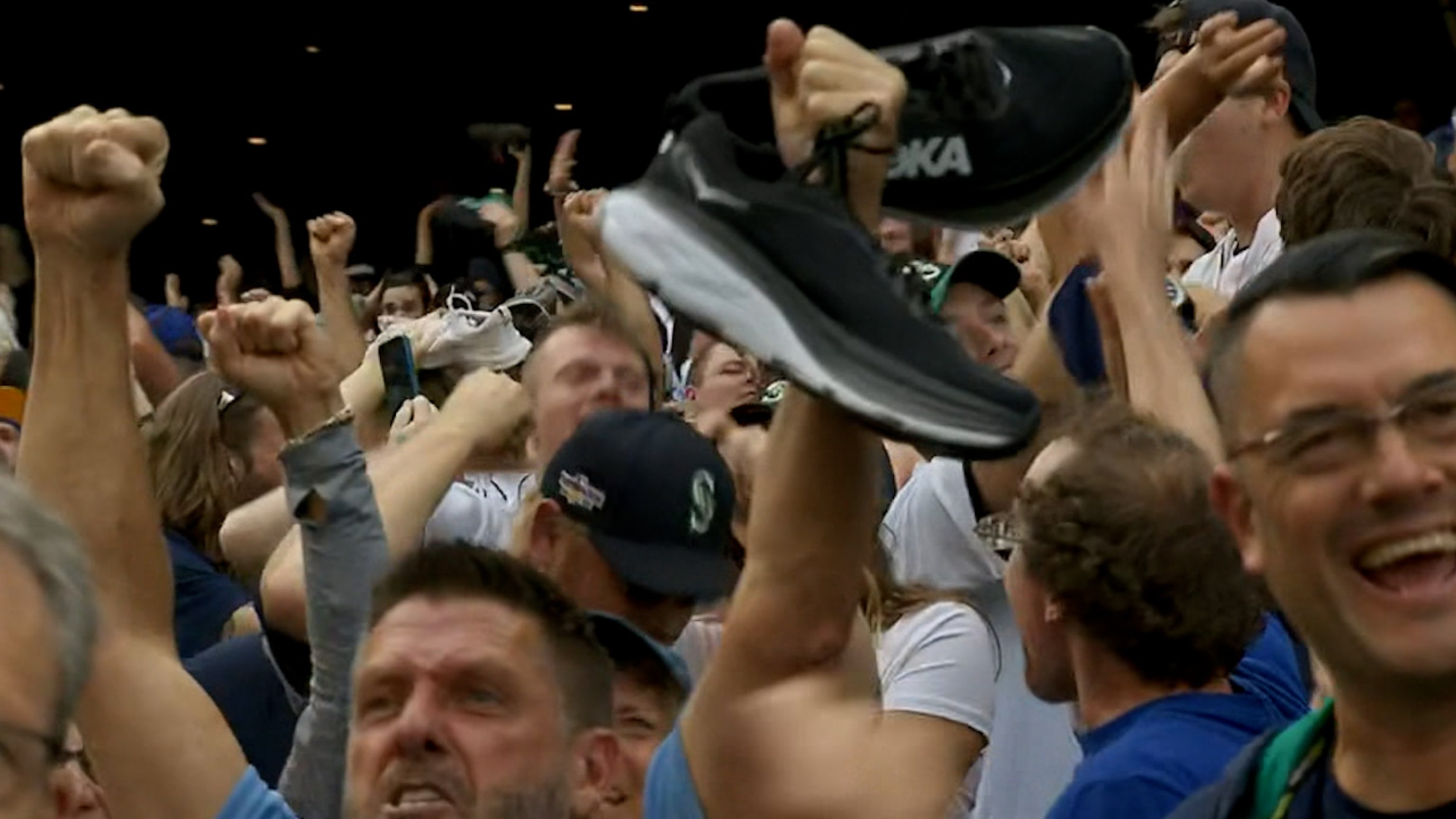 Mariners fans cheer with shoes