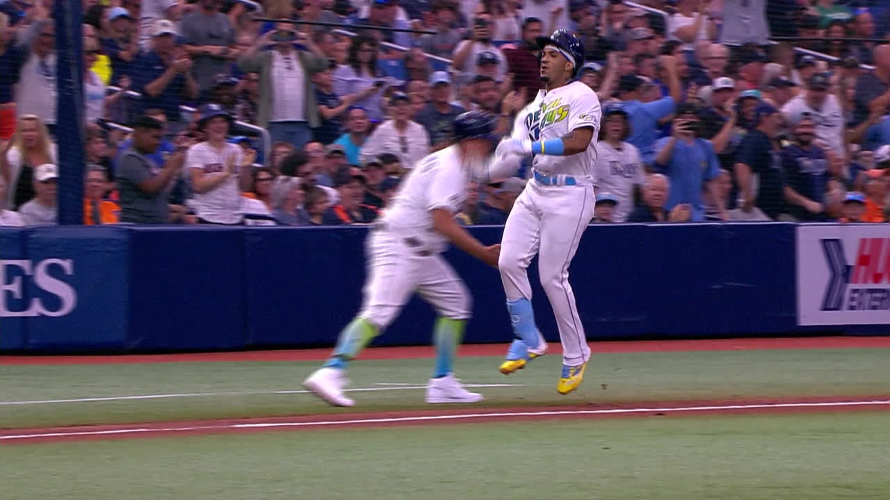 Wander Franco's dad celebrates son's homer in stands