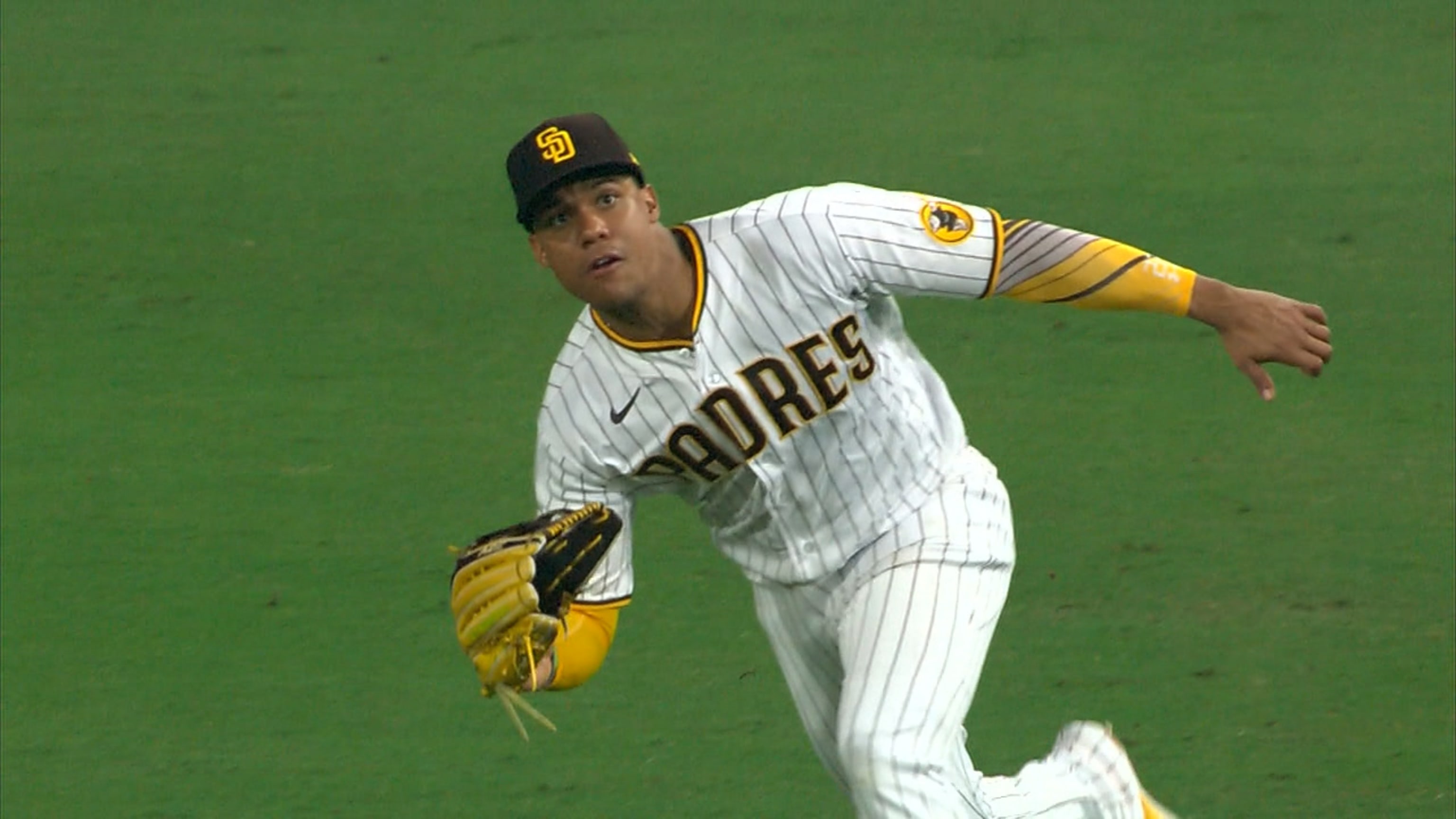 Juan Soto se zambulle y captura