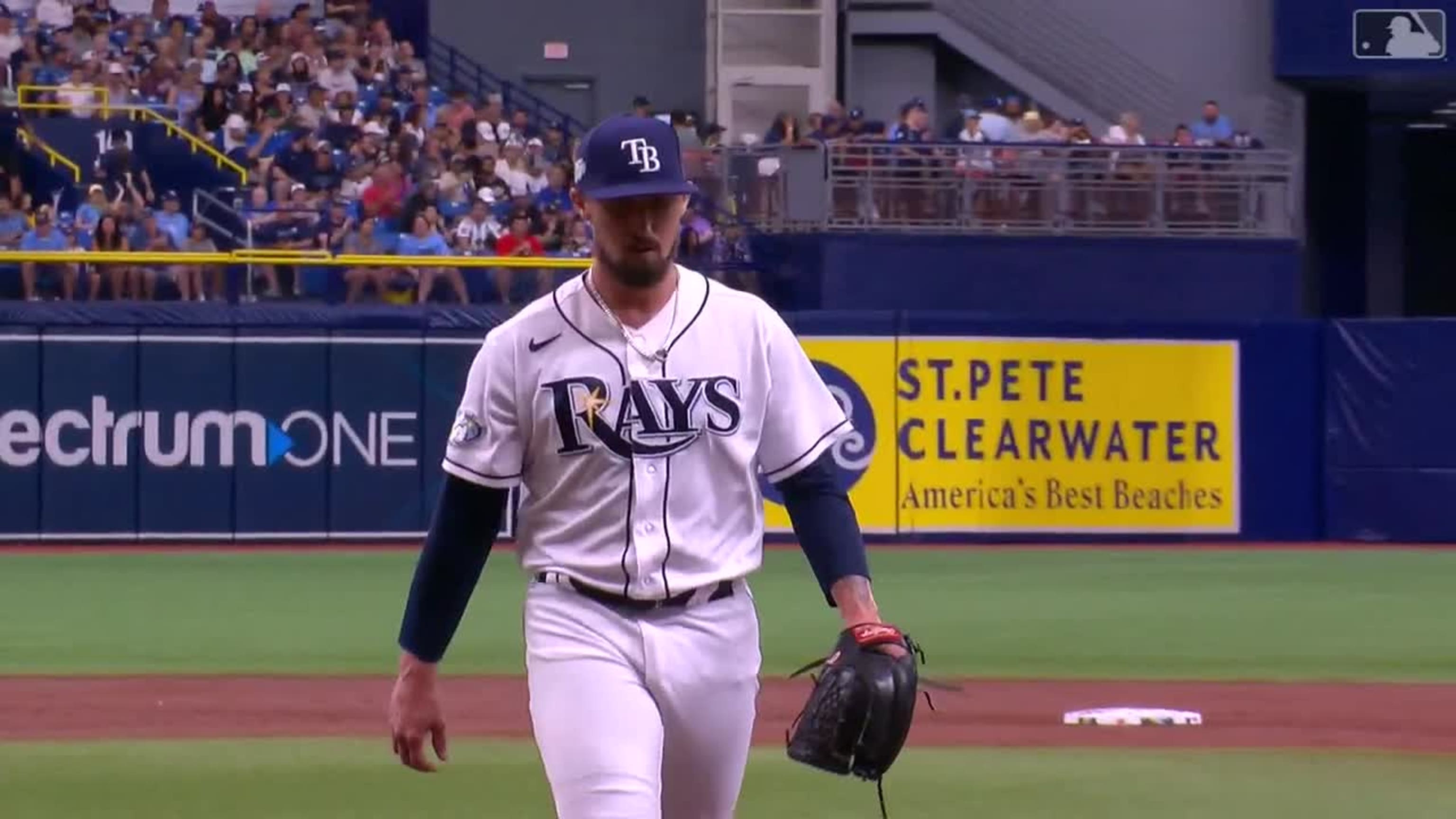 Randy Arozarena gets carried in arms after perfect walk-off hit