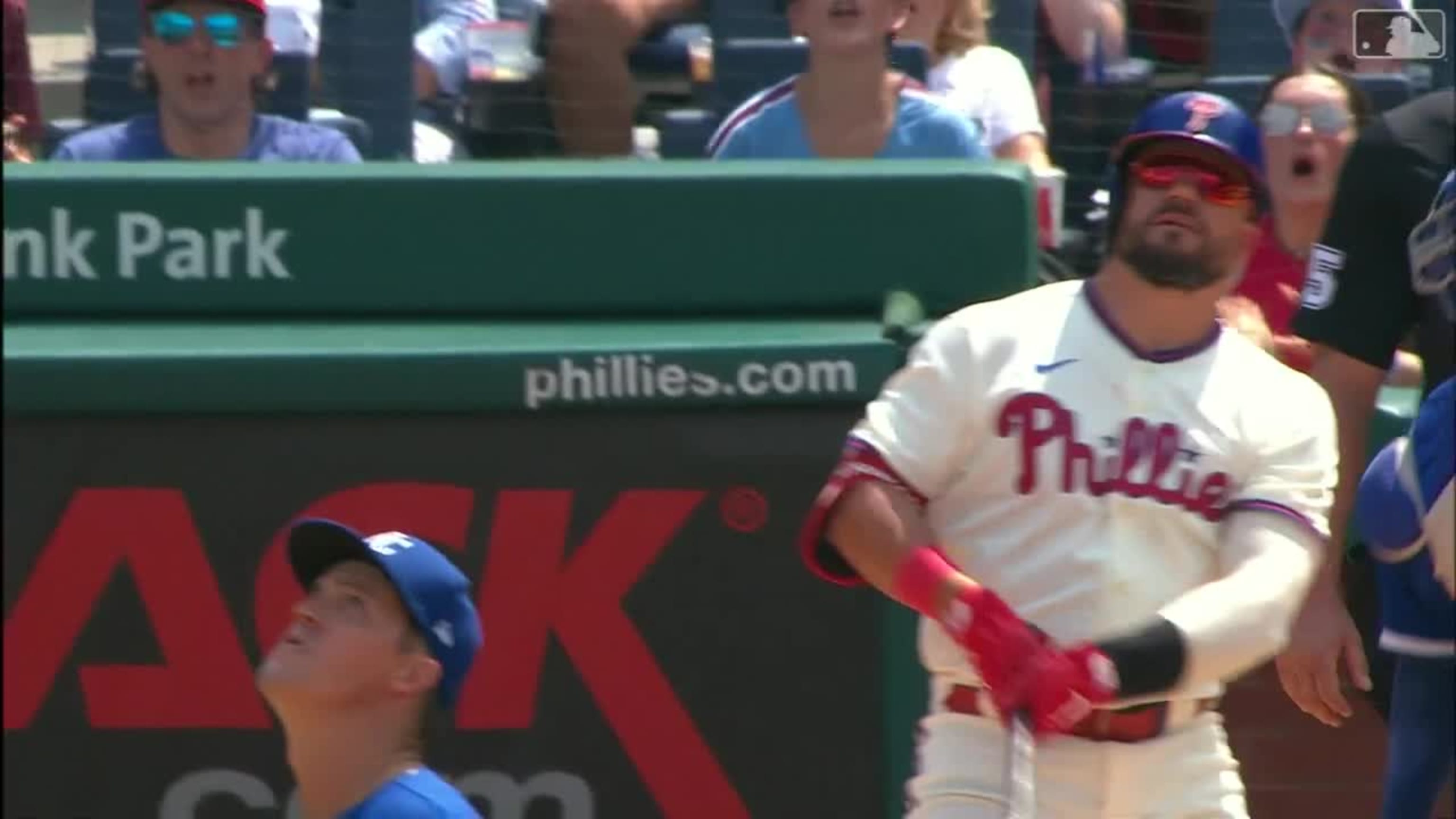 Schwarber pone a los Filis arriba