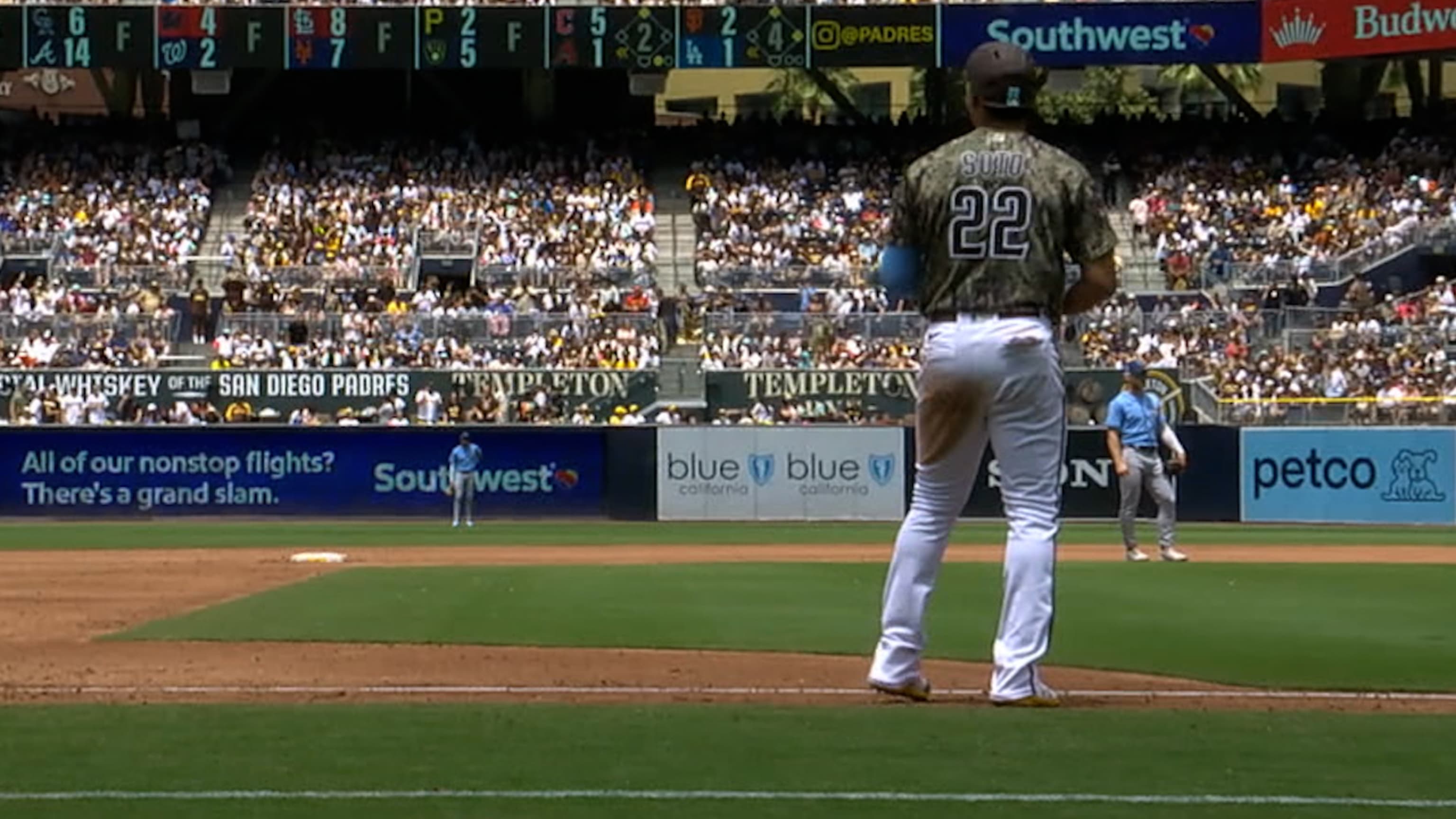 Padres anotan 2 por un error