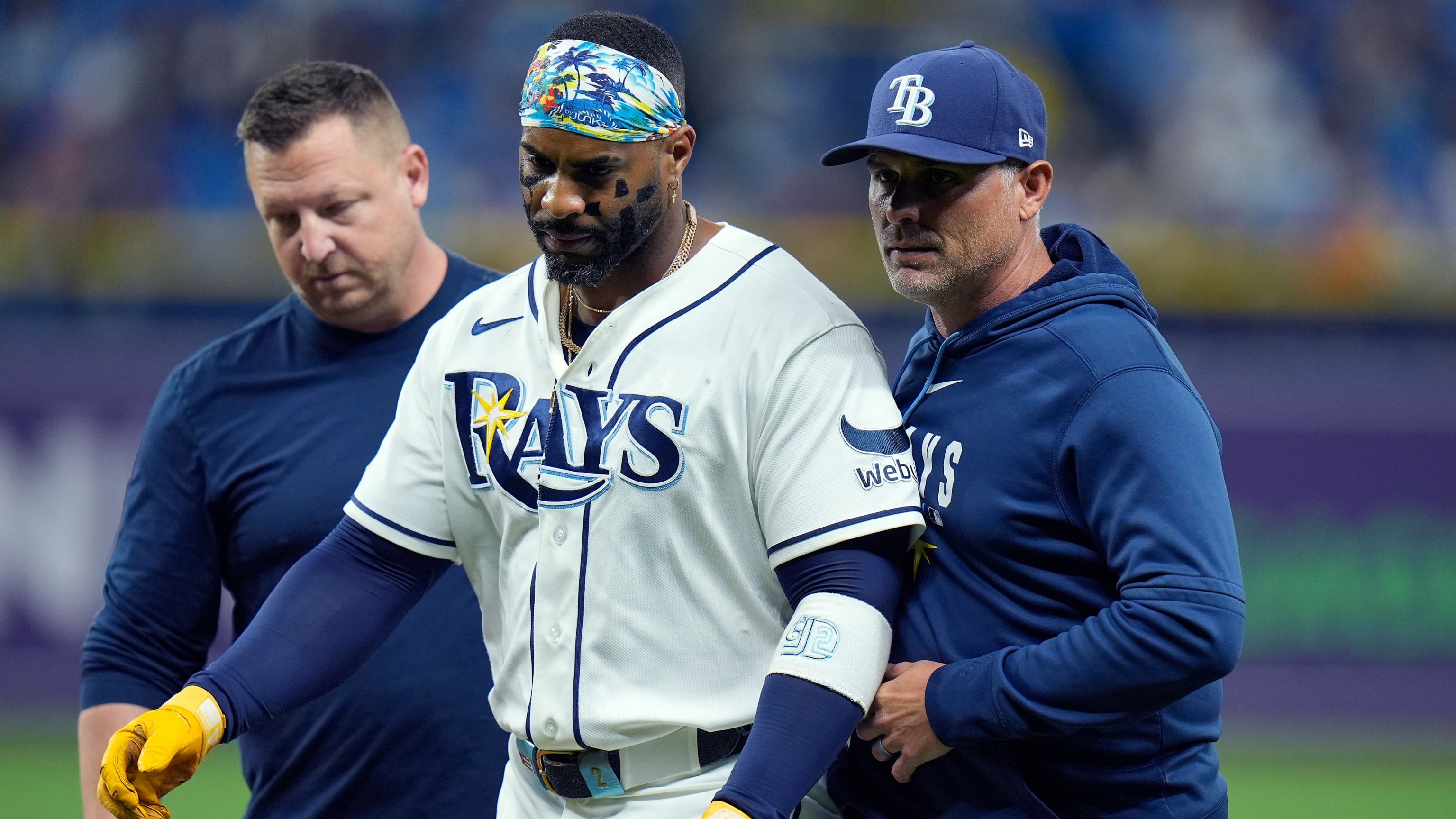 Yandy Díaz sale del juego tras ser recibir pelotazo
