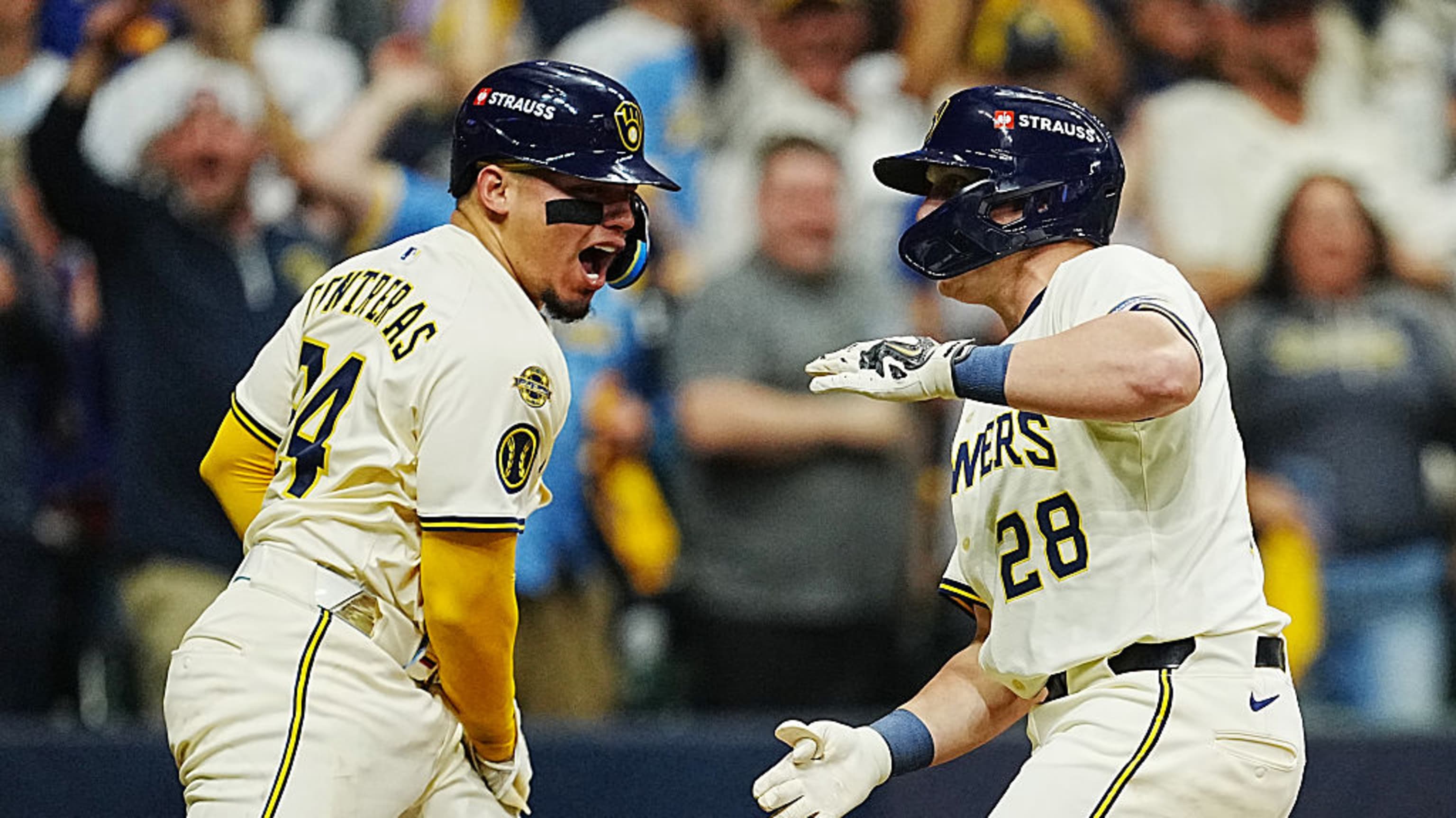 Los Cerveceros pegan 3 HR en la victoria del Juego 2