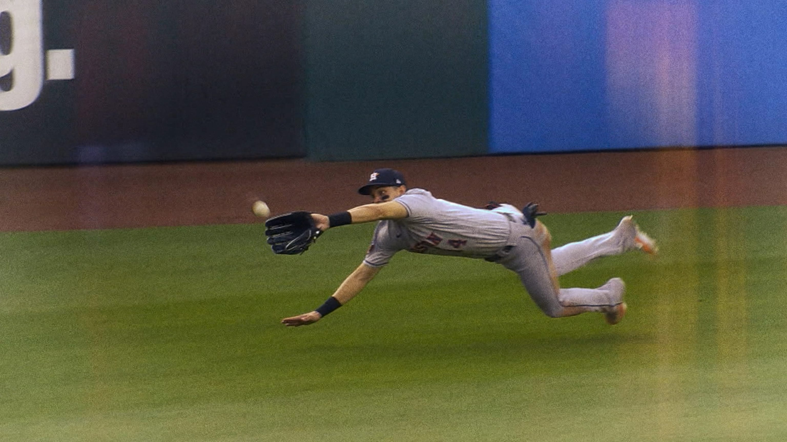 Mauricio Dubón gana el Guante de Oro