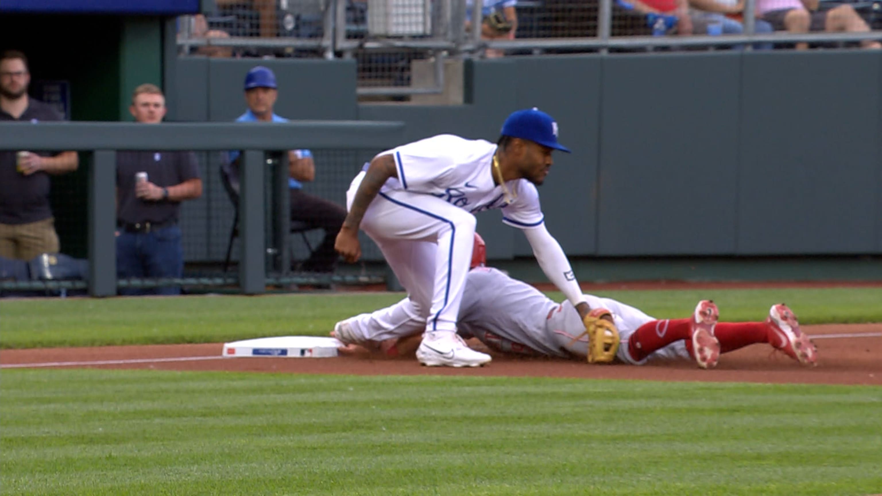 Royals fall 5-4 to Reds in extras after Salvy's late game-tying