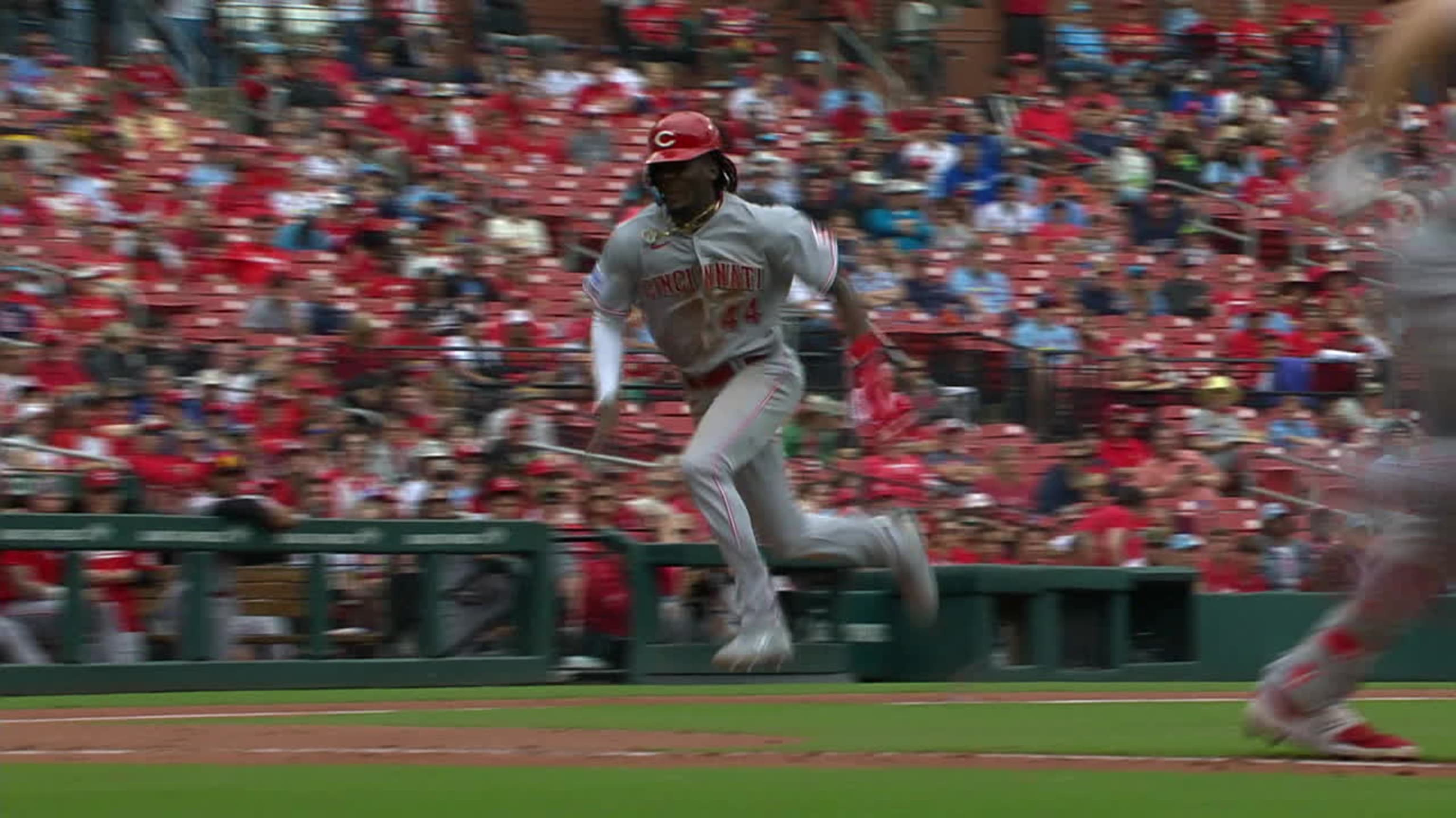 Elly de la Cruz anota en la 8va