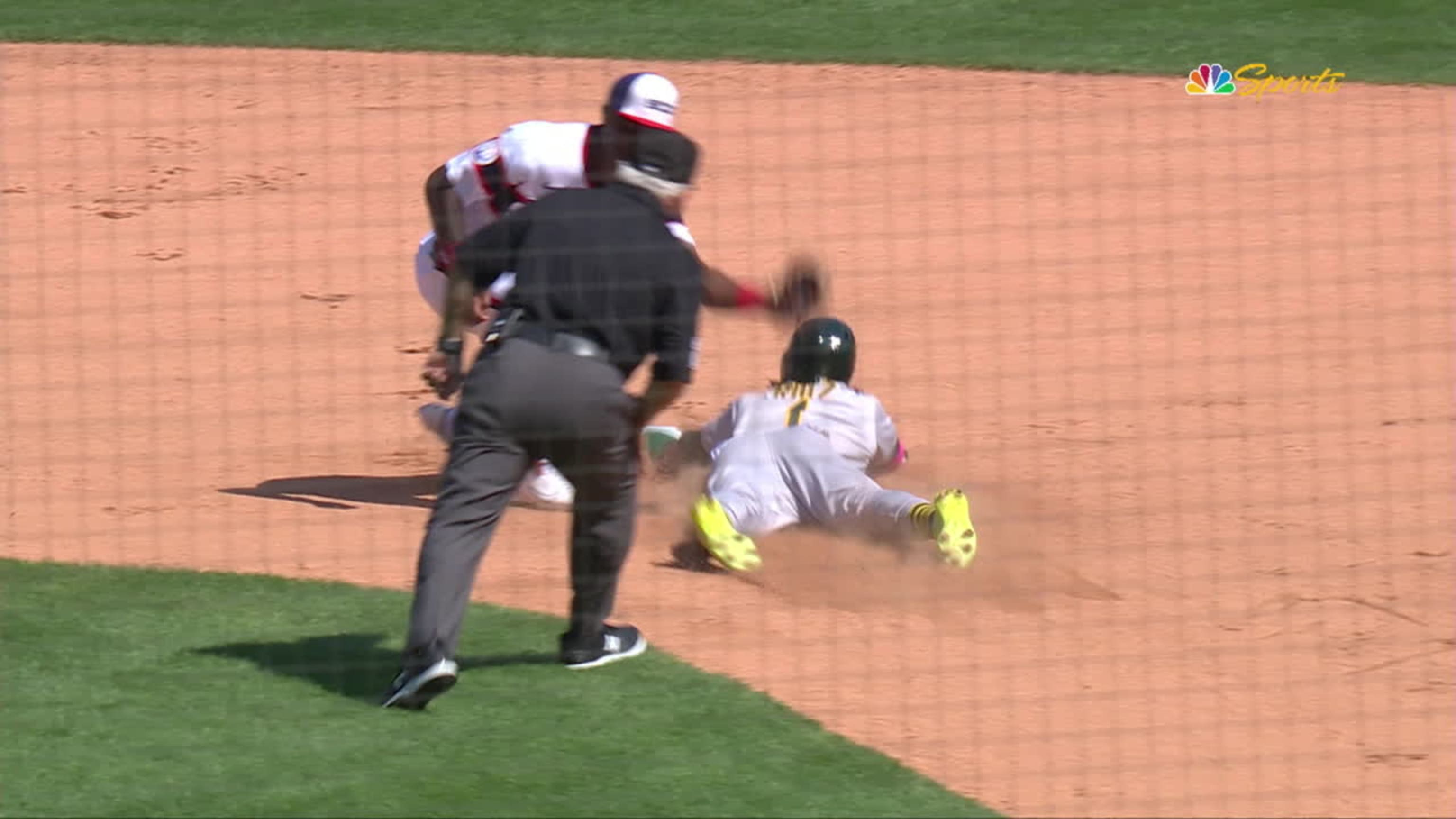 Esteury Ruiz se roba dos bases