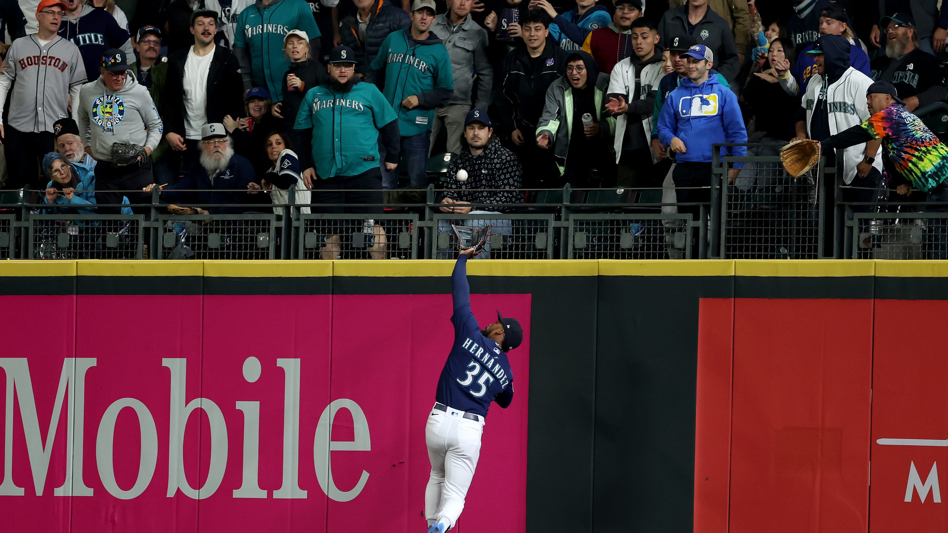 Mariners find themselves in rare spot heading into September: first place