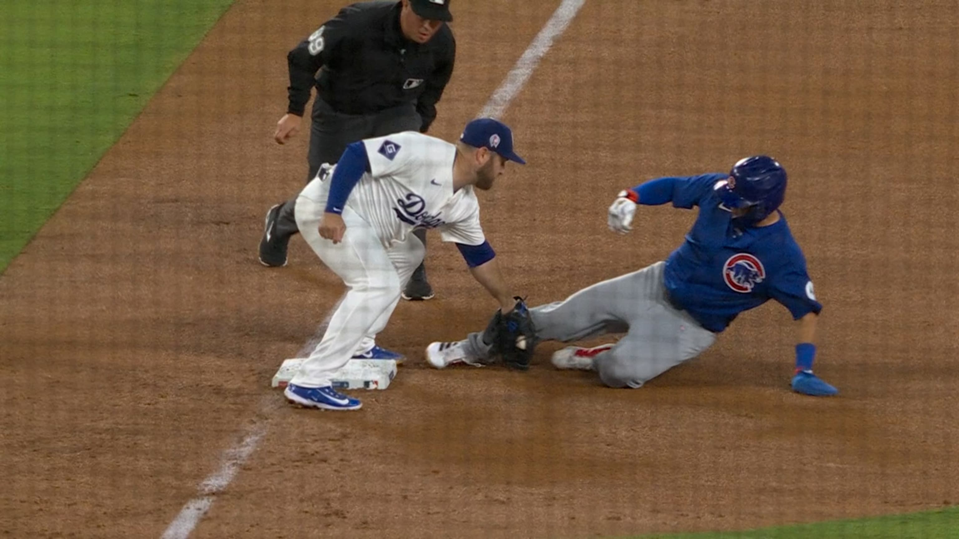 Seiya Suzuki thrown out at third 