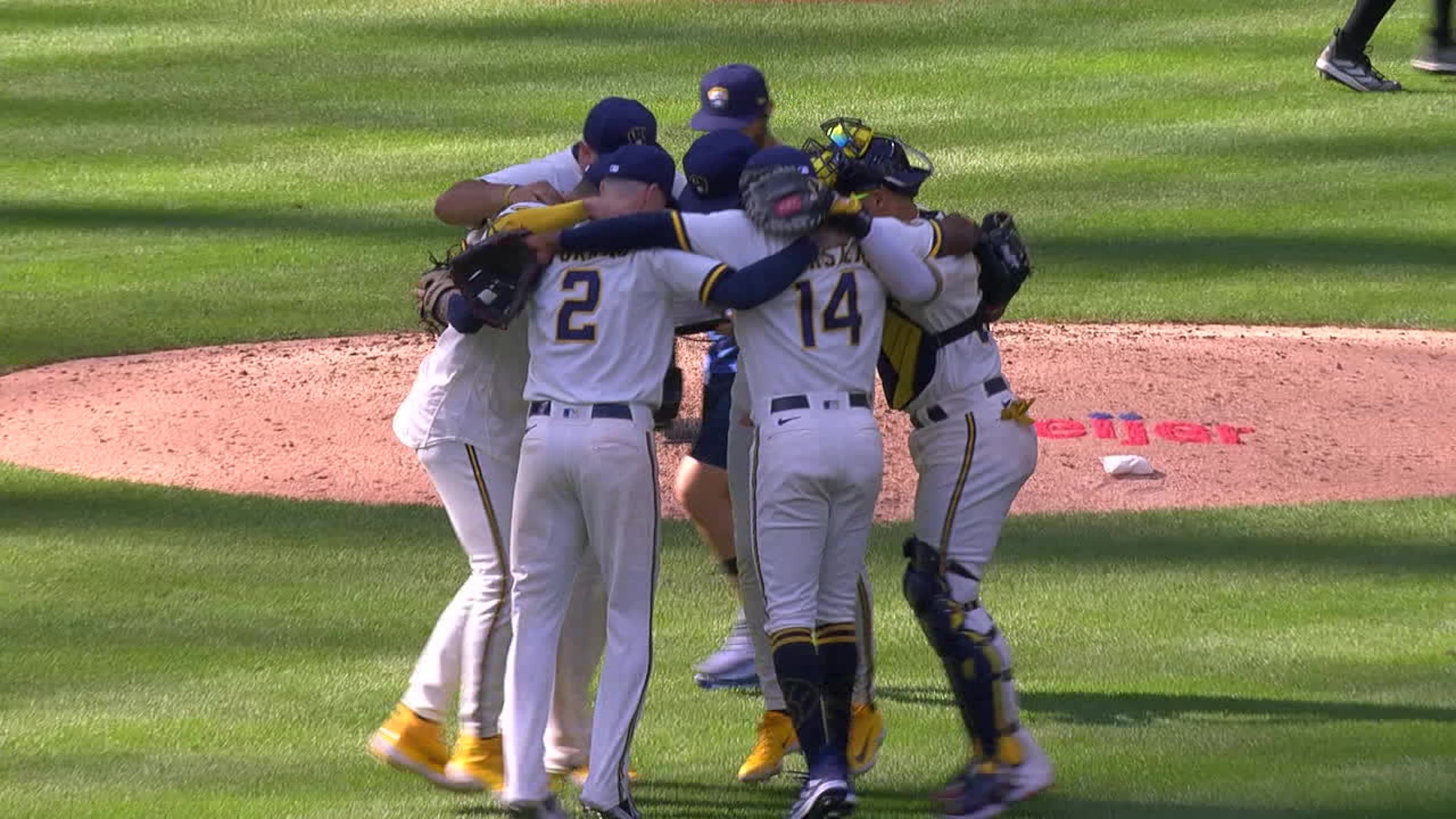 Devin Williams registra su 34to salvado