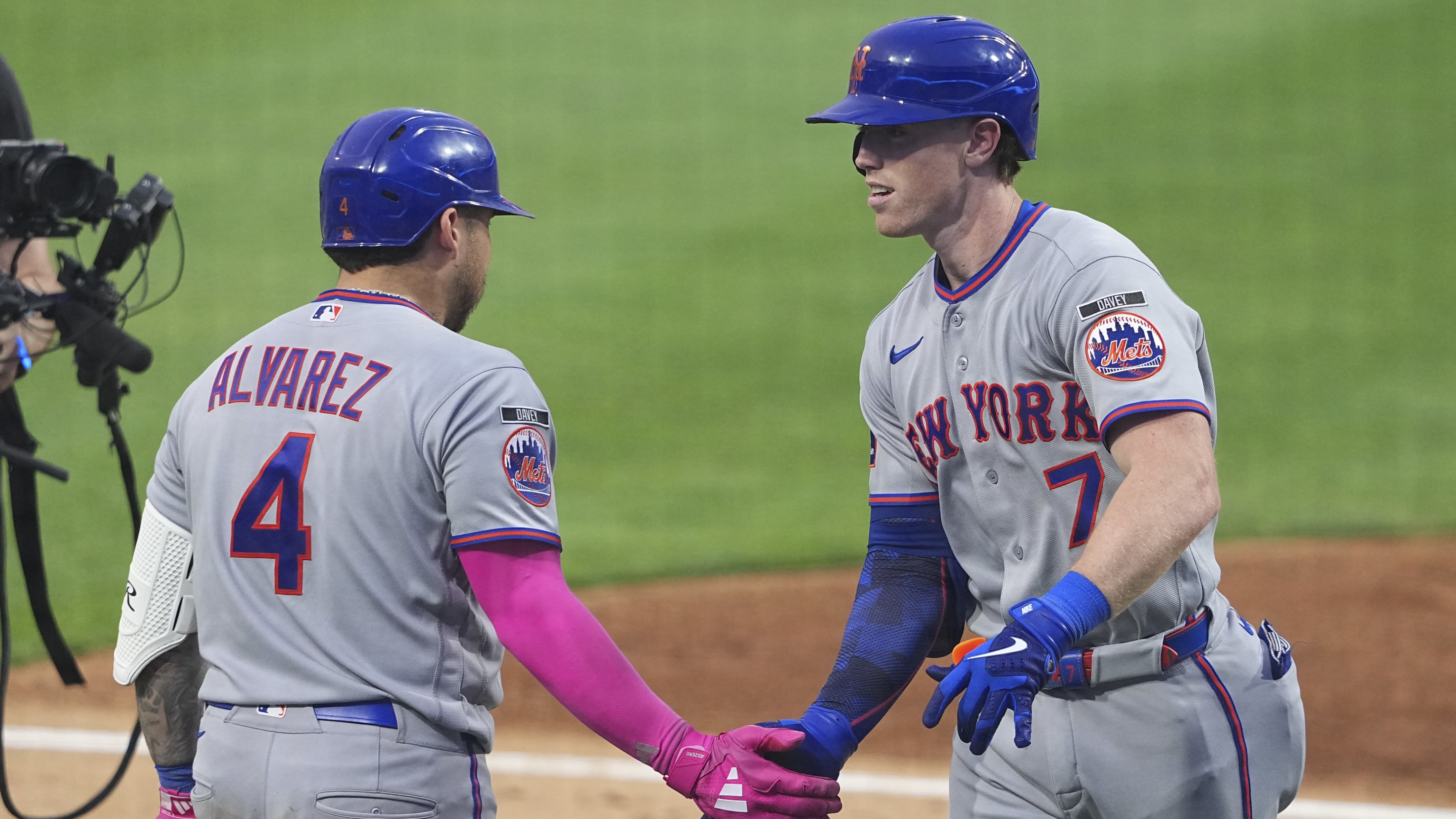 Baty y Álvarez dan HR consecutivos 
