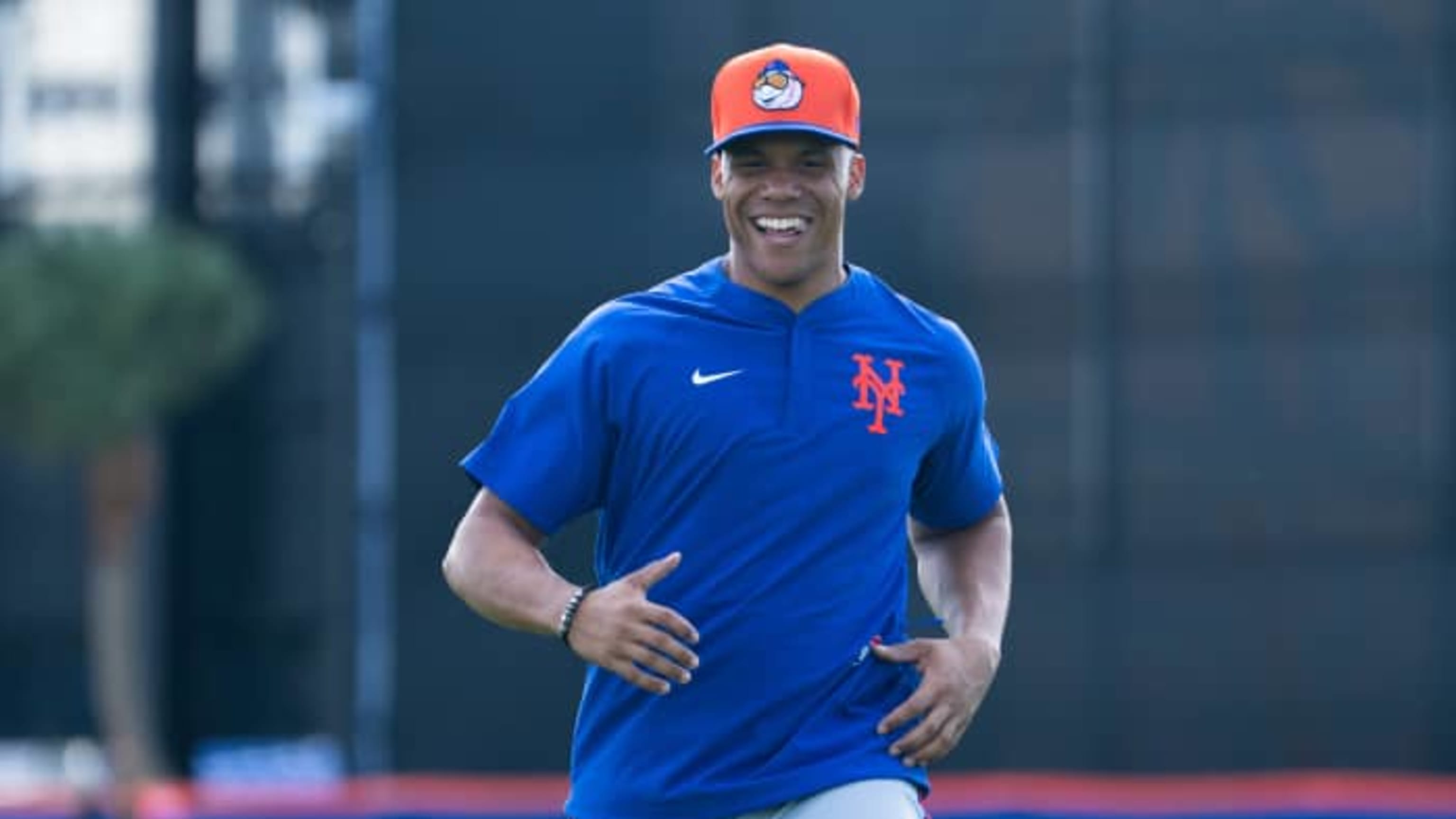 Juan Soto atrajo una multitud de miradas con su llegada a los entrenamientos de Mets