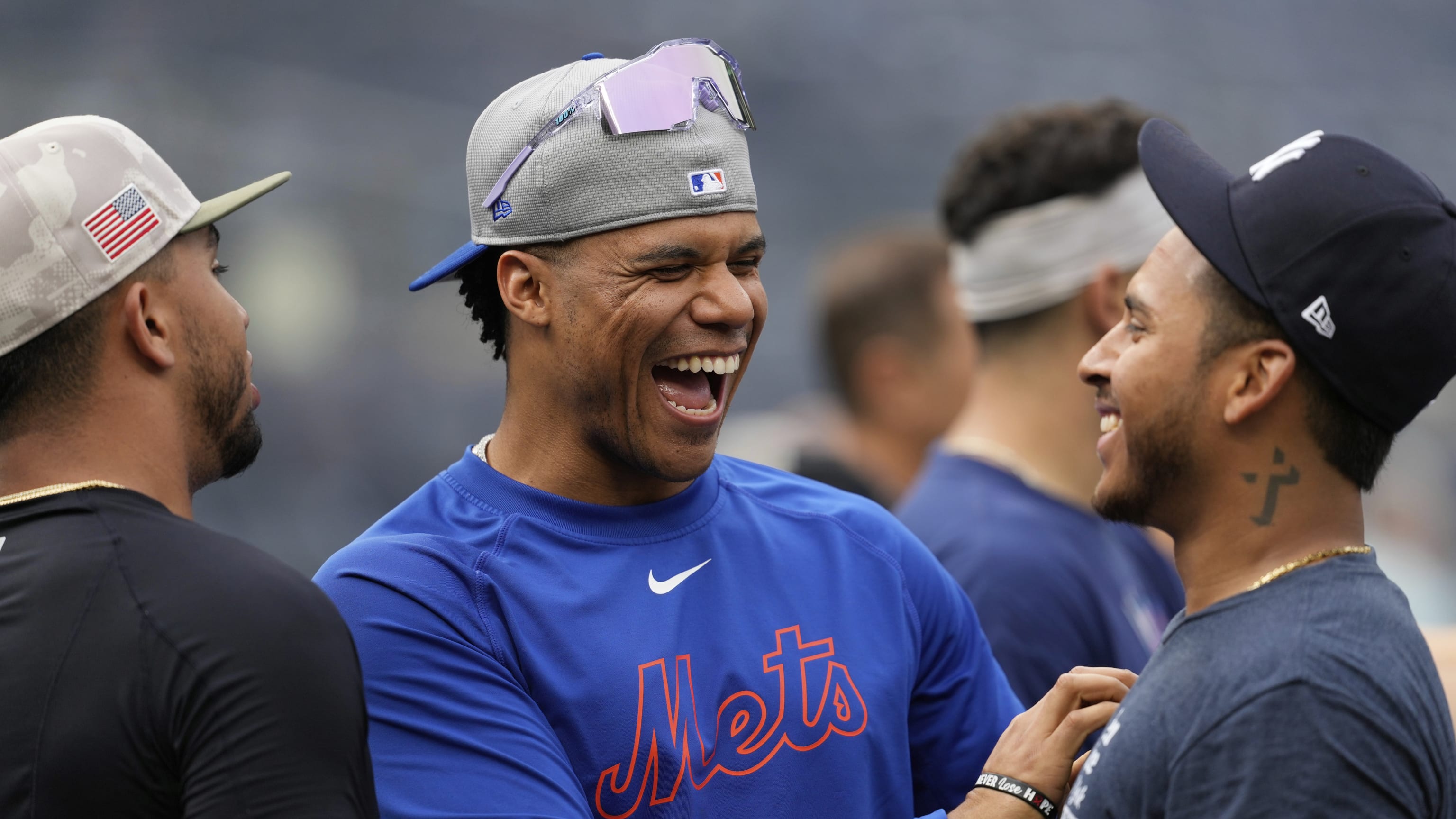 Juan Soto saluda a sus ex compañeros de los Yankees