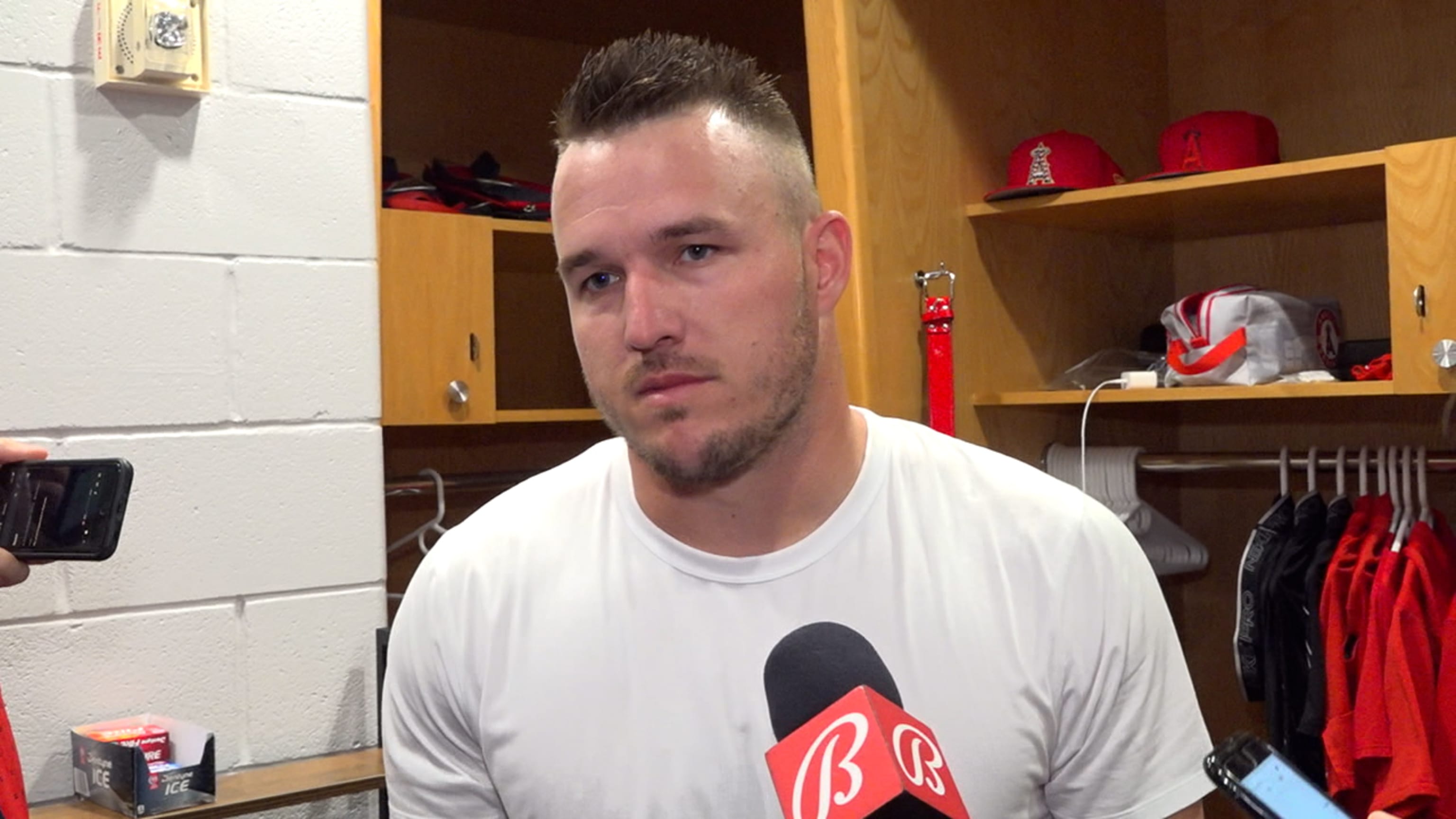 Mike Trout sustains wrist injury