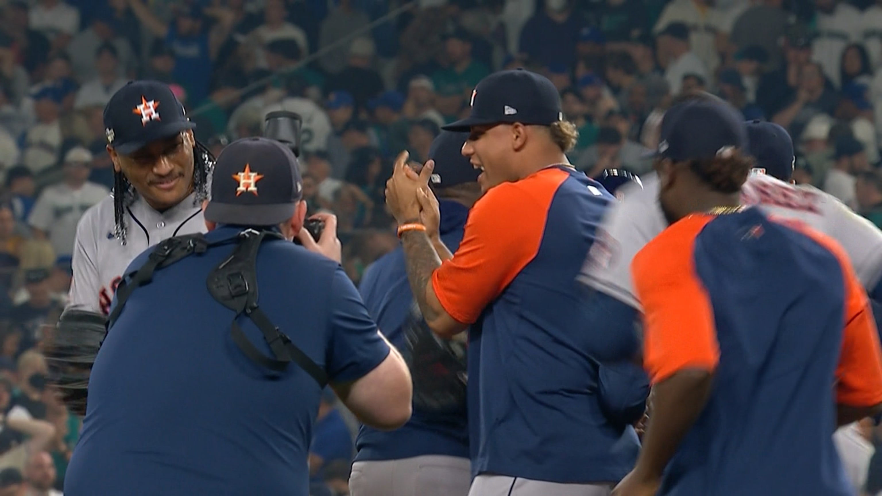 Fan wears 'Cheaters 17' Houston Astros jersey to ALCS Game 3