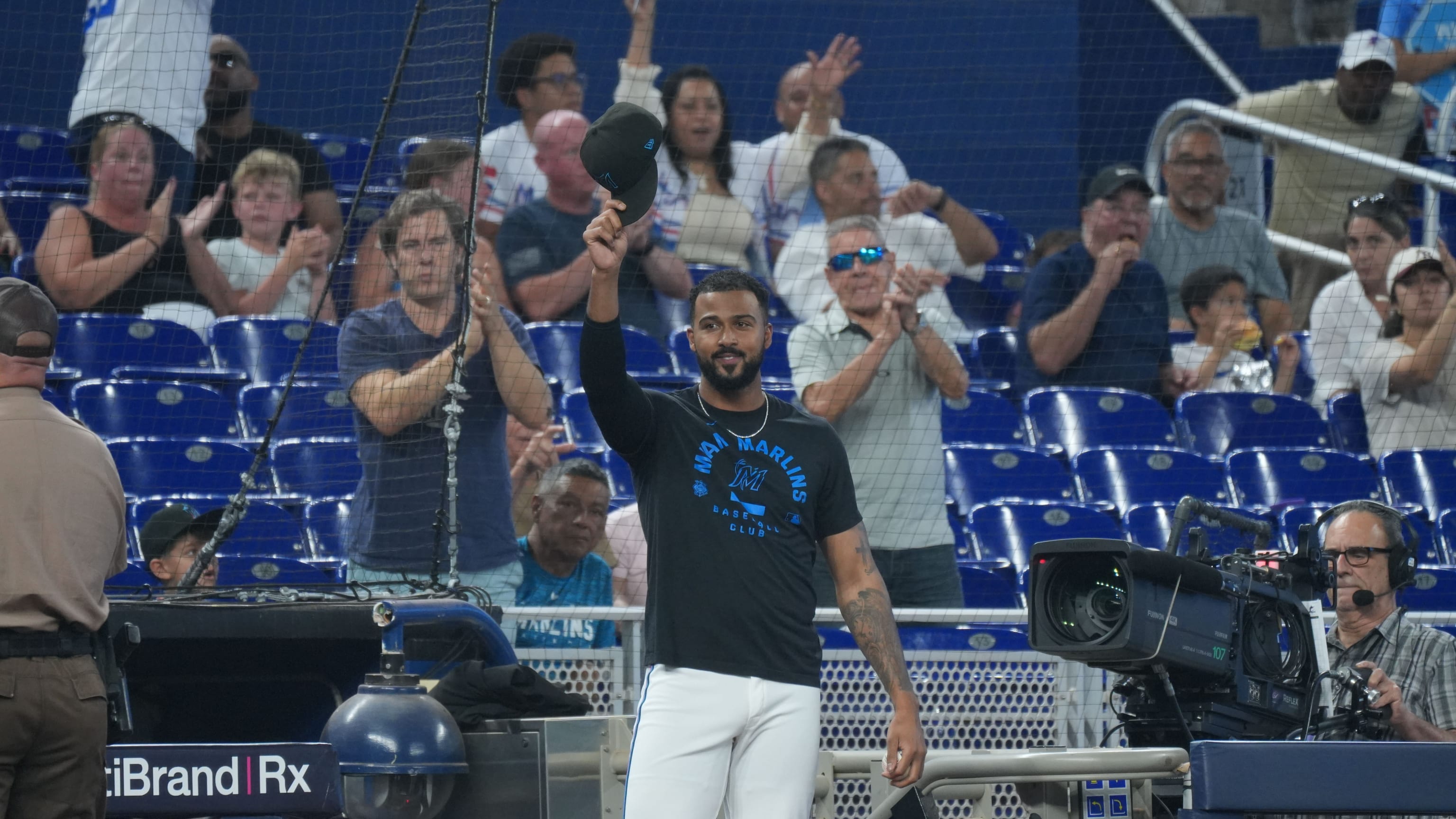 Marlins honran a Sandy Alcántara con ovación de pie