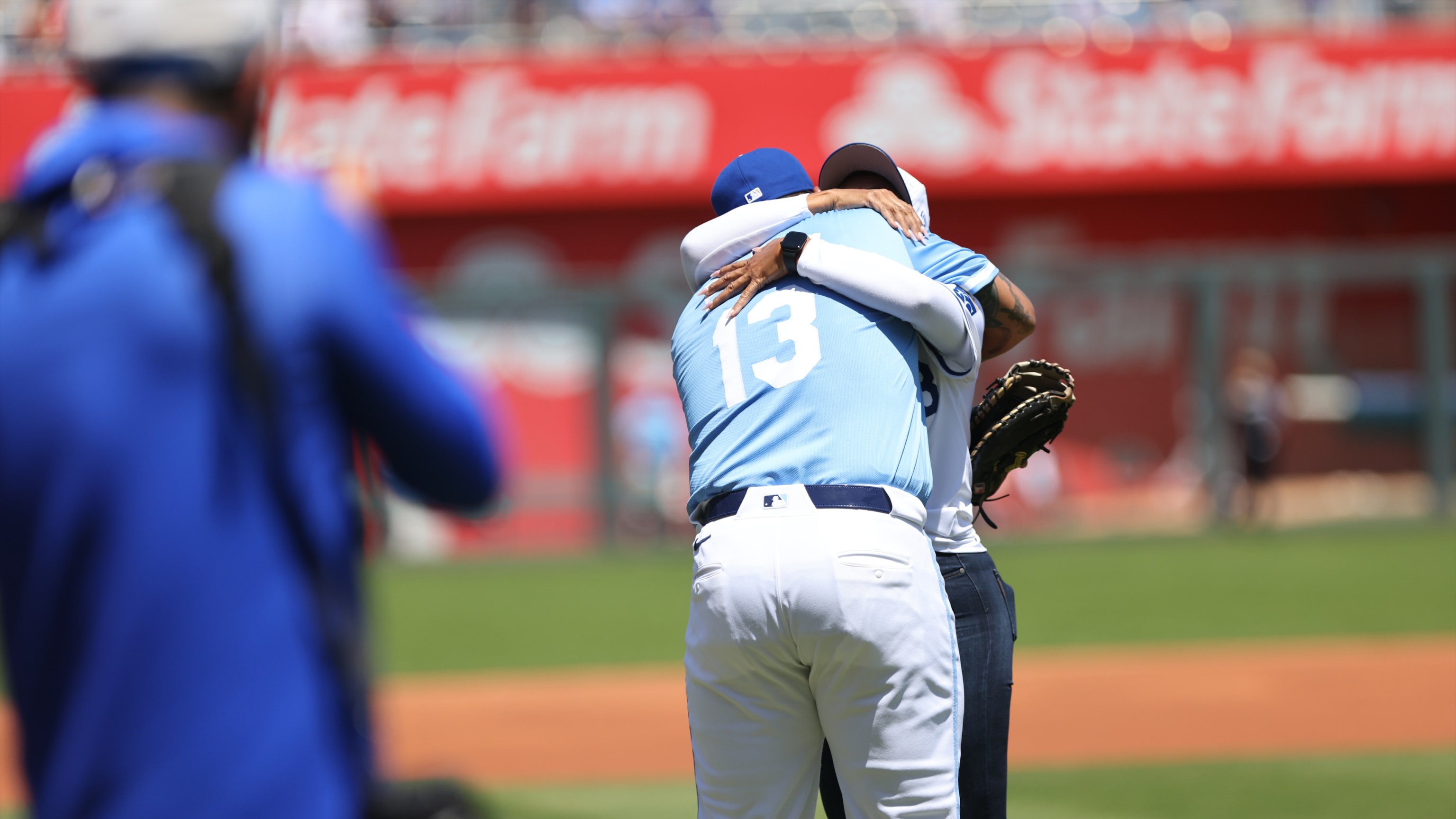Salvador Perez's mom tosses out the first pitch