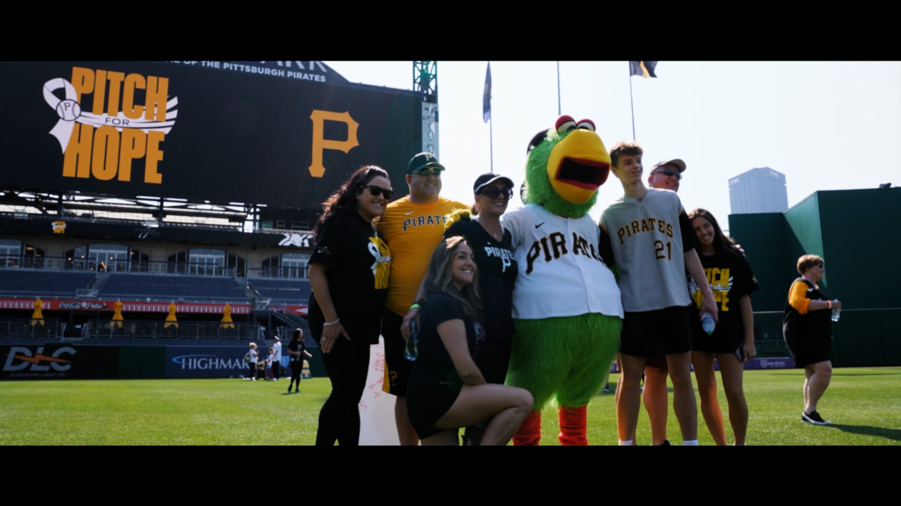 Ballpark Quirks: PNC Park honors a Pittsburgh legend in Roberto