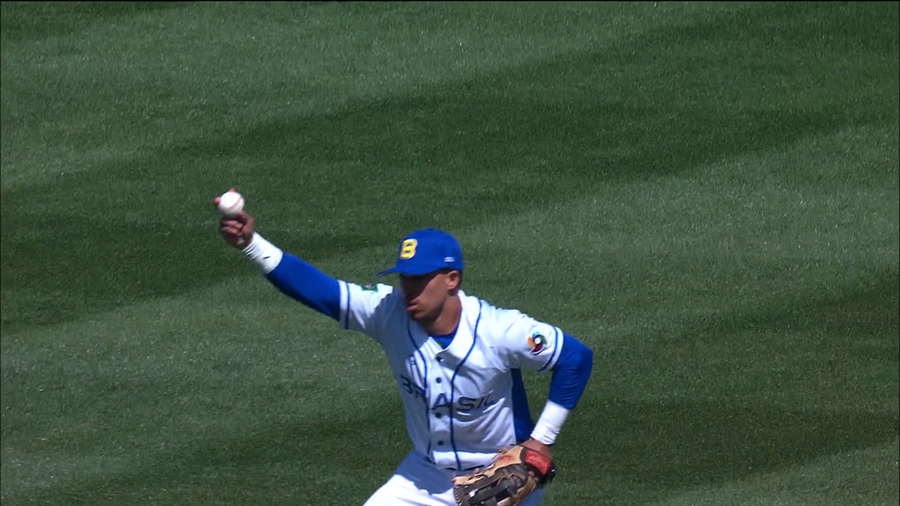 Maciel se lanza y atrapa la bola