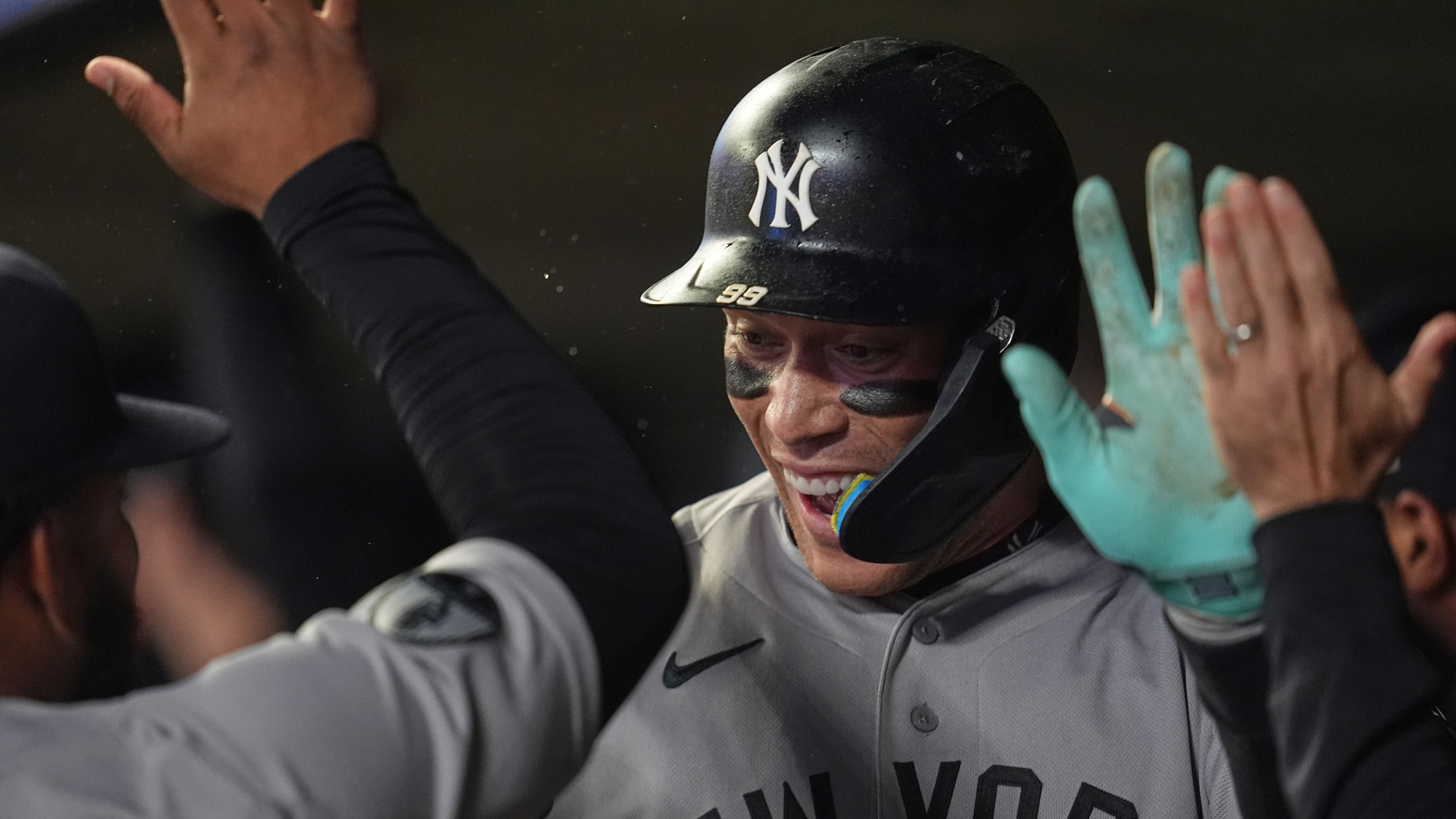 Los Yankees anotan seis en la 8va entrada